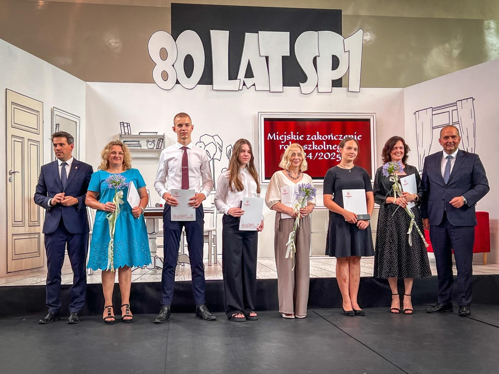 Zdjęcie w galerii na portalu naszraciborz.pl: Dobra szkoła się nie starzeje, tylko dojrzewa. 80-lecie SP 1 na Ostrogu i miejskie zakończenie roku szkolnego wiadomości z regionu