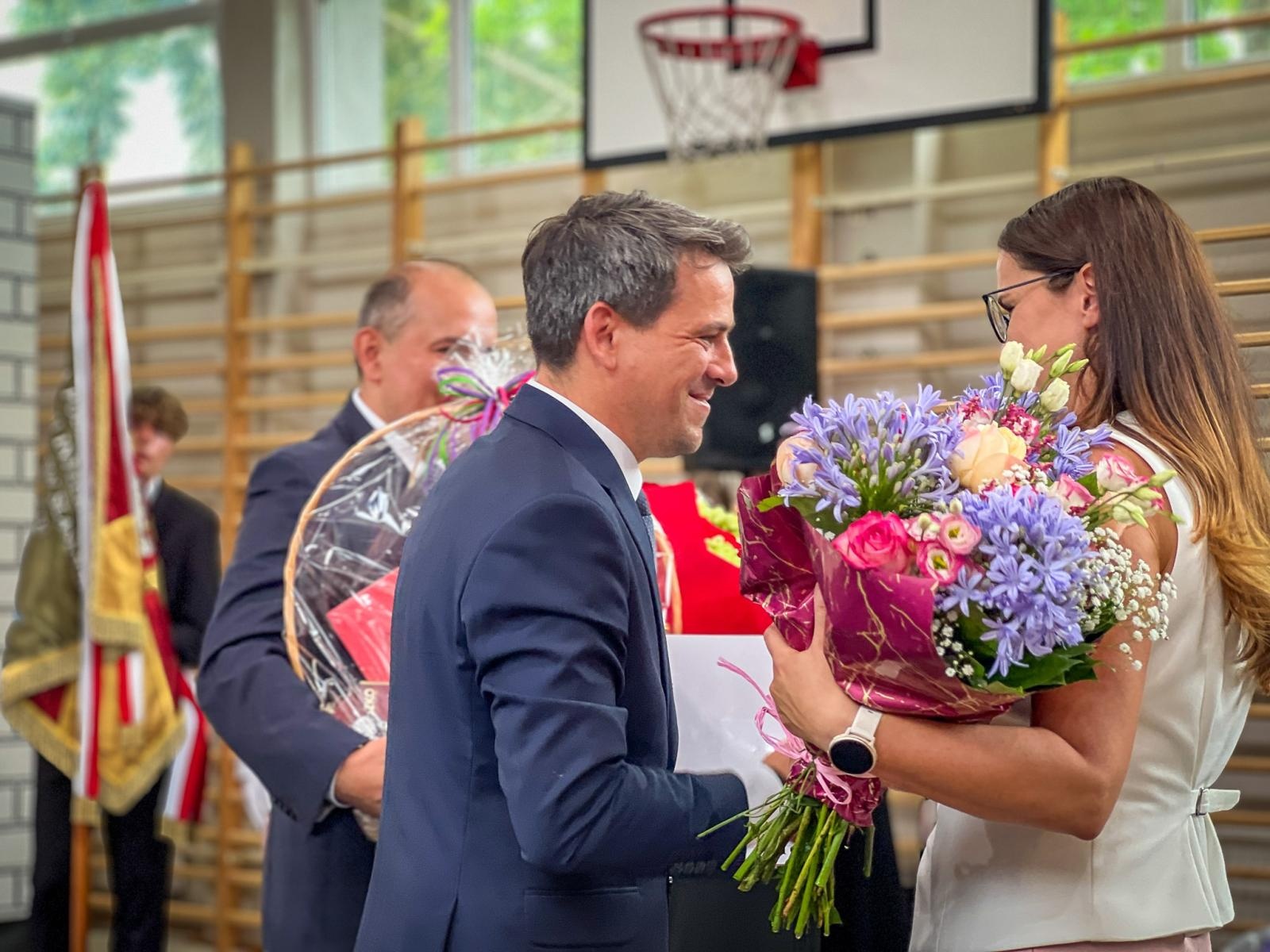 Zdjęcie w galerii na portalu naszraciborz.pl: Dobra szkoła się nie starzeje, tylko dojrzewa. 80-lecie SP 1 na Ostrogu i miejskie zakończenie roku szkolnego wiadomości z regionu