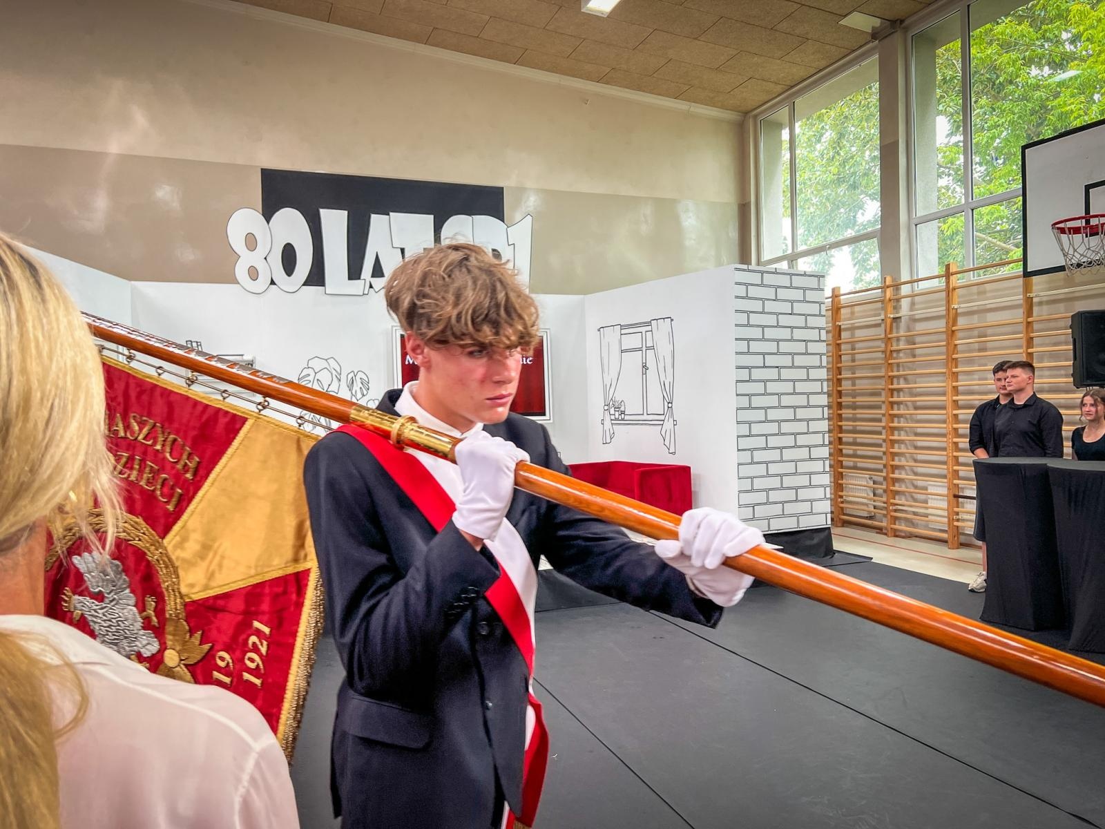 Zdjęcie w galerii na portalu naszraciborz.pl: Dobra szkoła się nie starzeje, tylko dojrzewa. 80-lecie SP 1 na Ostrogu i miejskie zakończenie roku szkolnego wiadomości z regionu