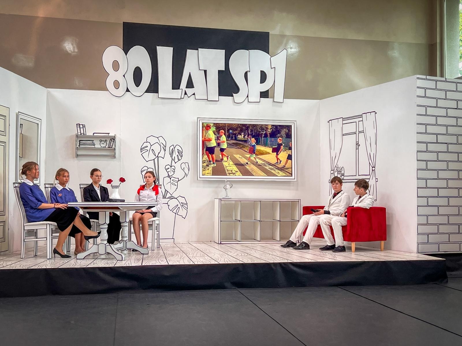 Zdjęcie w galerii na portalu naszraciborz.pl: Dobra szkoła się nie starzeje, tylko dojrzewa. 80-lecie SP 1 na Ostrogu i miejskie zakończenie roku szkolnego wiadomości z regionu