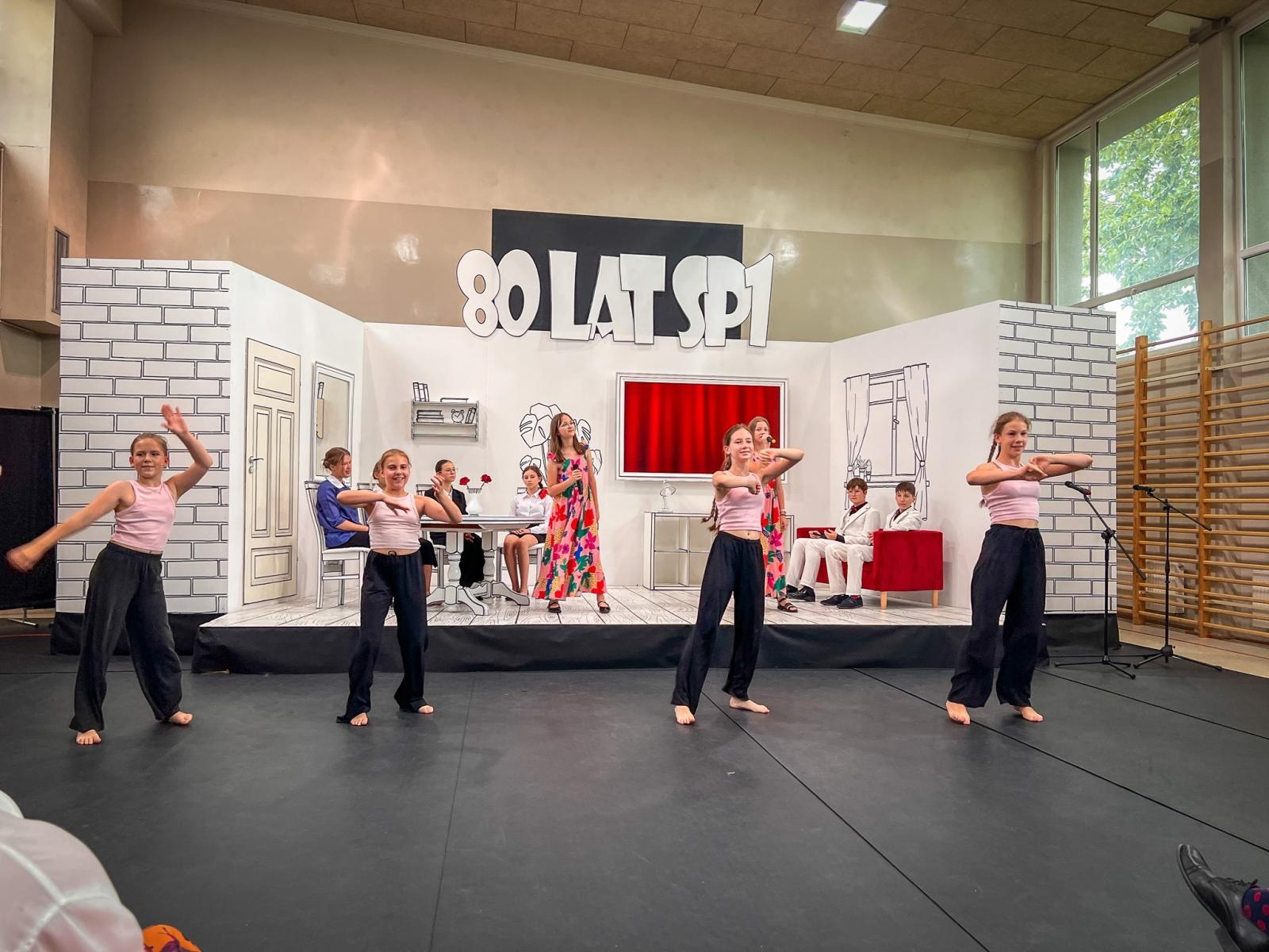 Zdjęcie w galerii na portalu naszraciborz.pl: Dobra szkoła się nie starzeje, tylko dojrzewa. 80-lecie SP 1 na Ostrogu i miejskie zakończenie roku szkolnego wiadomości z regionu