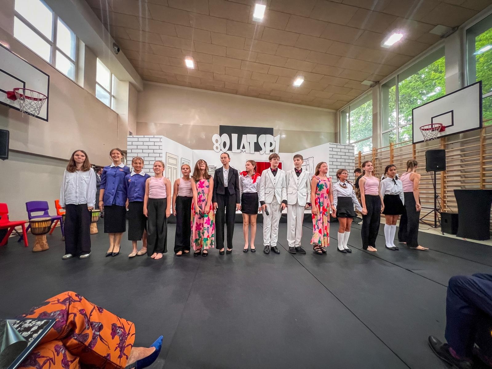 Zdjęcie w galerii na portalu naszraciborz.pl: Dobra szkoła się nie starzeje, tylko dojrzewa. 80-lecie SP 1 na Ostrogu i miejskie zakończenie roku szkolnego wiadomości z regionu