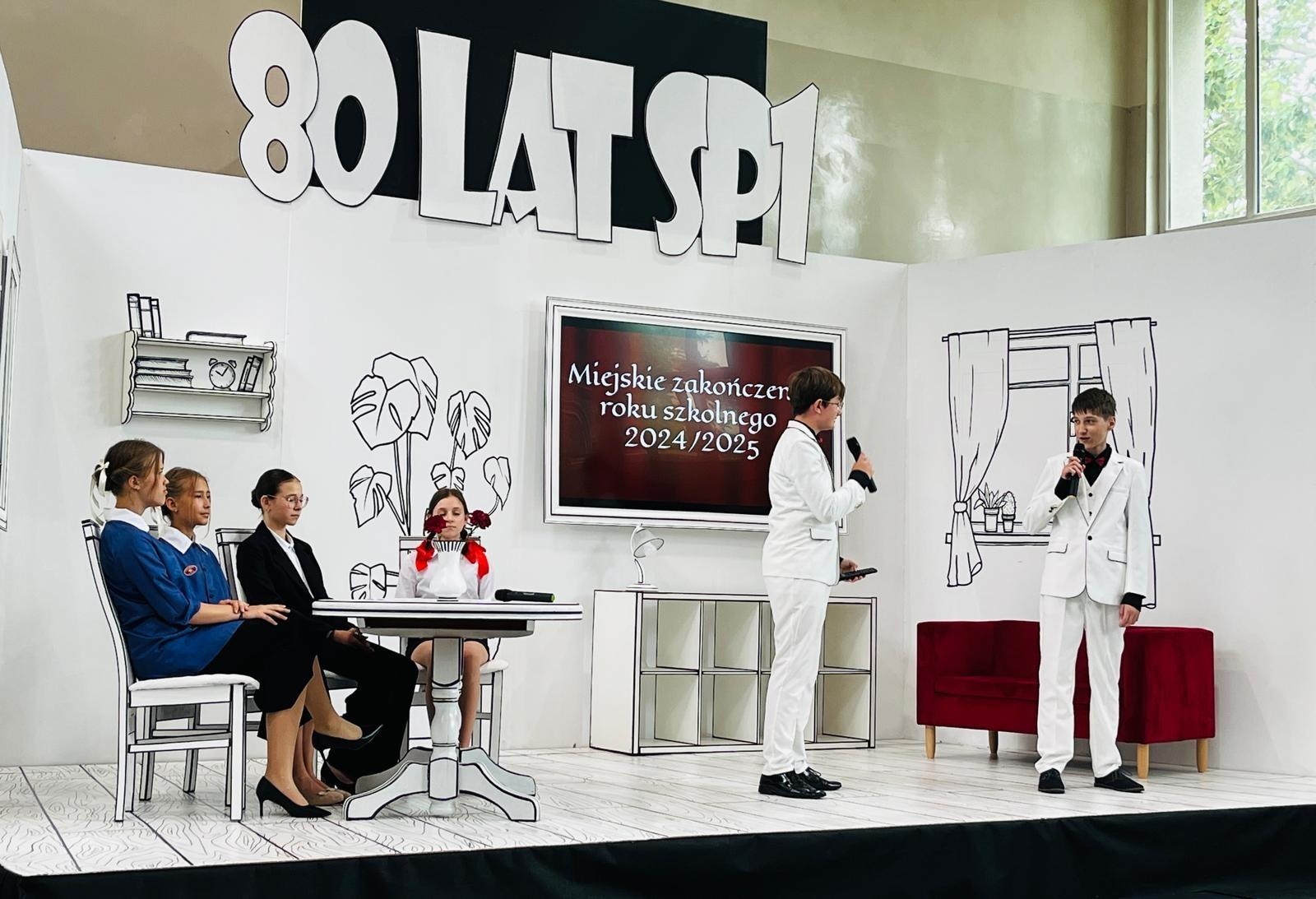 Zdjęcie w galerii na portalu naszraciborz.pl: Dobra szkoła się nie starzeje, tylko dojrzewa. 80-lecie SP 1 na Ostrogu i miejskie zakończenie roku szkolnego wiadomości z regionu