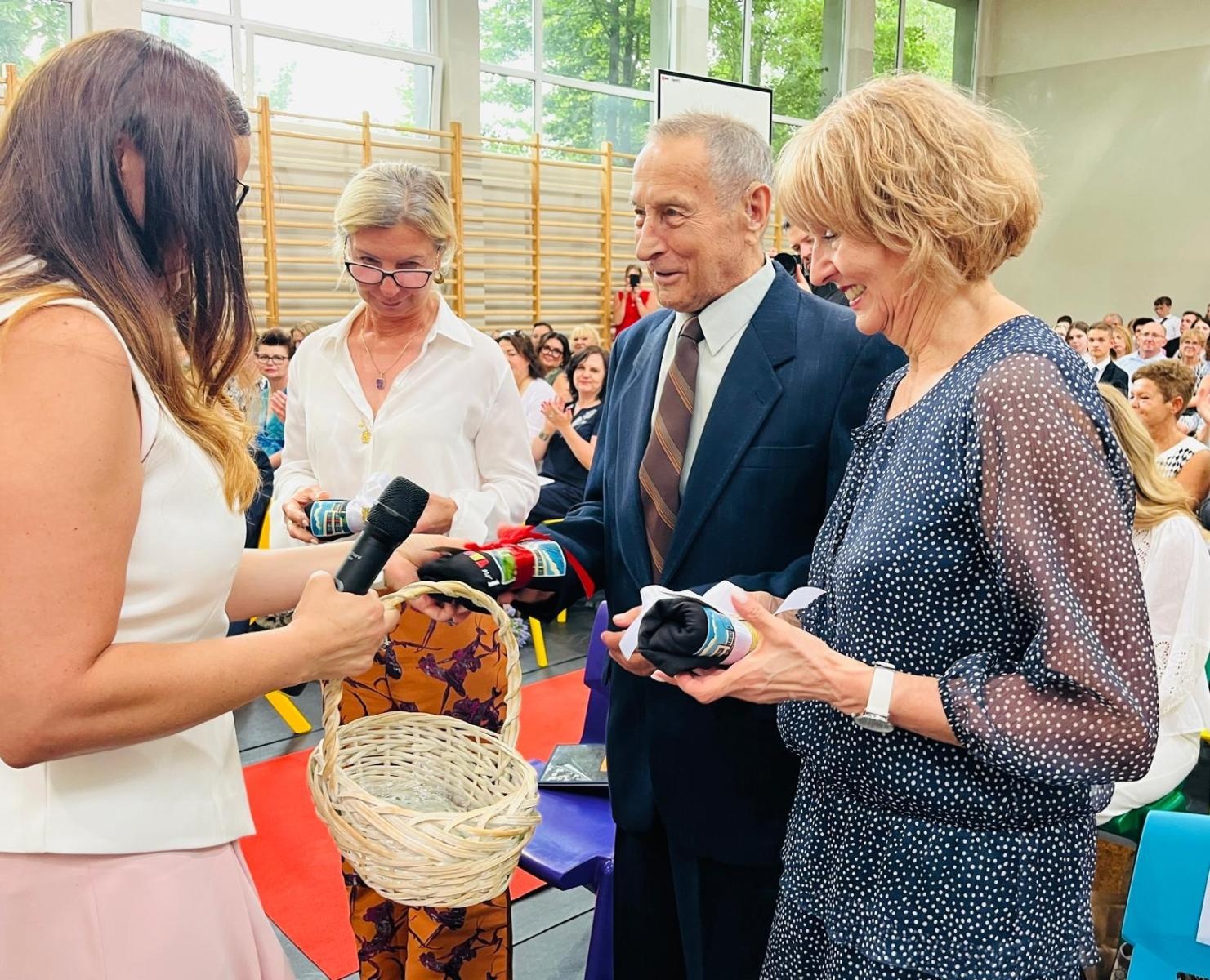Zdjęcie w galerii na portalu naszraciborz.pl: Dobra szkoła się nie starzeje, tylko dojrzewa. 80-lecie SP 1 na Ostrogu i miejskie zakończenie roku szkolnego wiadomości z regionu