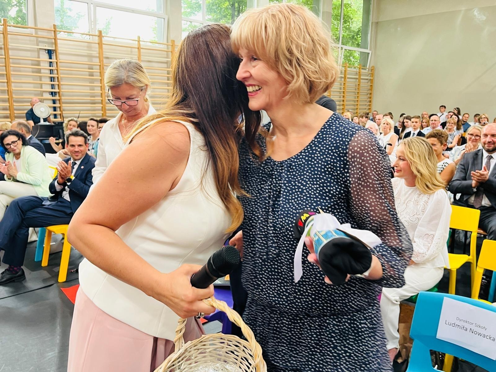 Zdjęcie w galerii na portalu naszraciborz.pl: Dobra szkoła się nie starzeje, tylko dojrzewa. 80-lecie SP 1 na Ostrogu i miejskie zakończenie roku szkolnego wiadomości z regionu