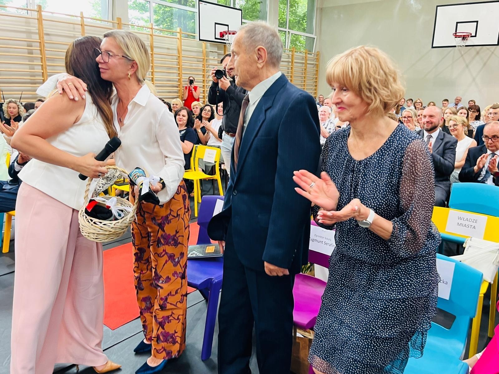 Zdjęcie w galerii na portalu naszraciborz.pl: Dobra szkoła się nie starzeje, tylko dojrzewa. 80-lecie SP 1 na Ostrogu i miejskie zakończenie roku szkolnego wiadomości z regionu