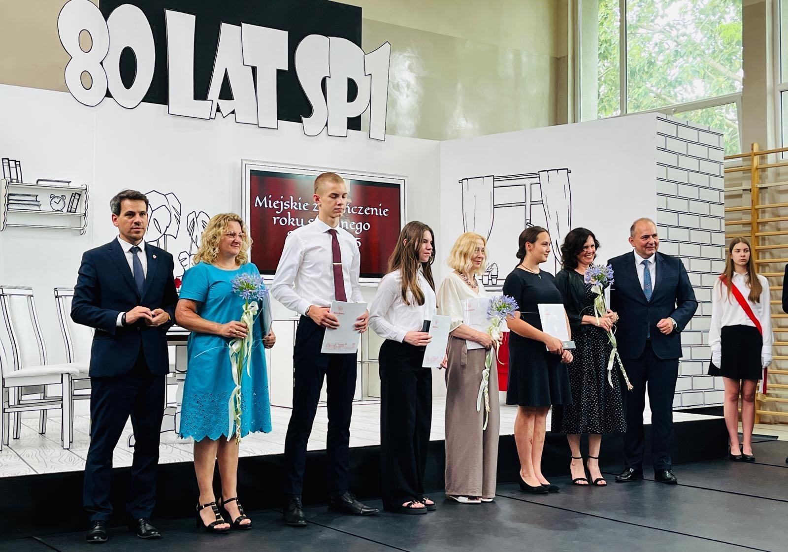 Zdjęcie w galerii na portalu naszraciborz.pl: Dobra szkoła się nie starzeje, tylko dojrzewa. 80-lecie SP 1 na Ostrogu i miejskie zakończenie roku szkolnego wiadomości z regionu