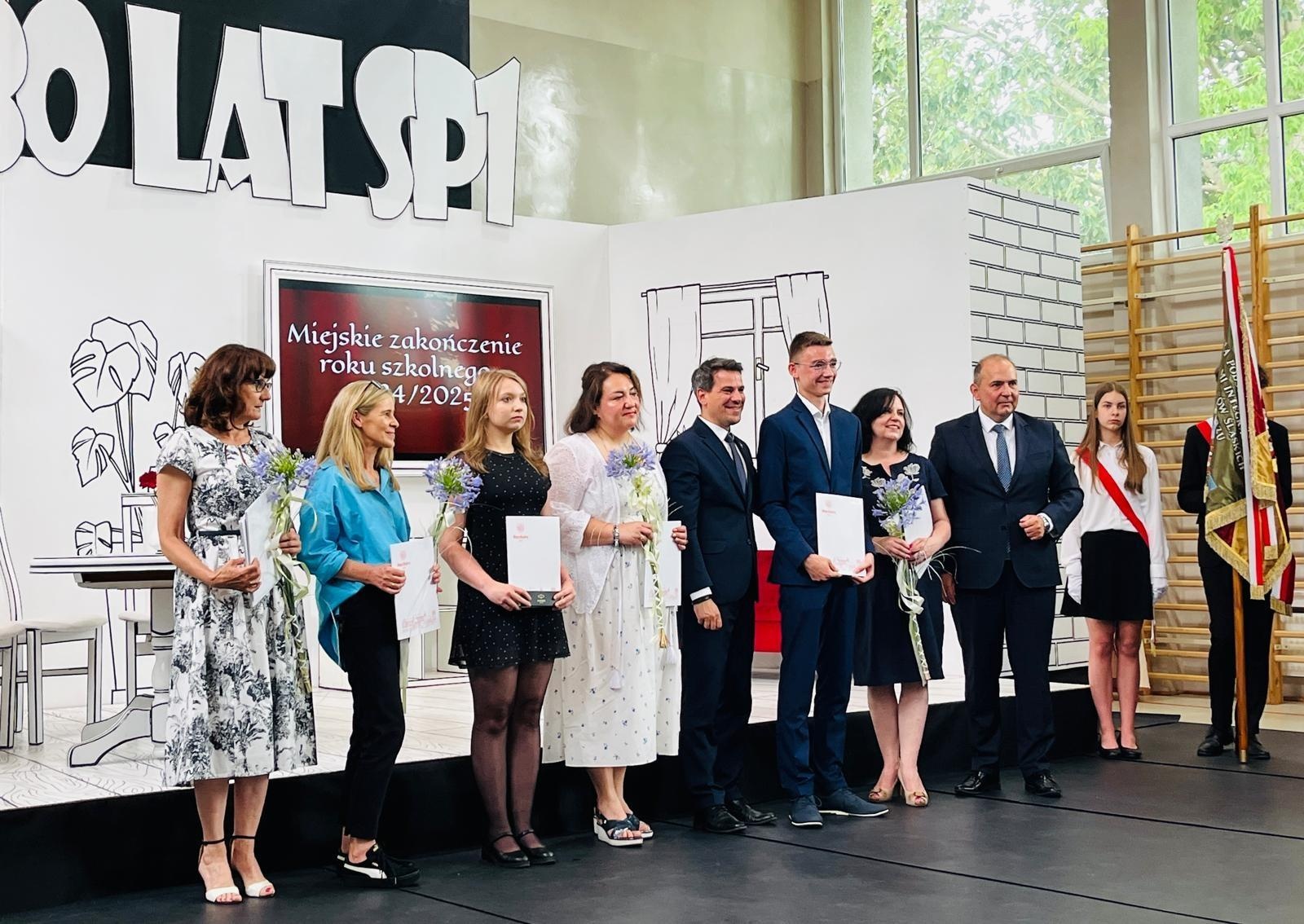 Zdjęcie w galerii na portalu naszraciborz.pl: Dobra szkoła się nie starzeje, tylko dojrzewa. 80-lecie SP 1 na Ostrogu i miejskie zakończenie roku szkolnego wiadomości z regionu