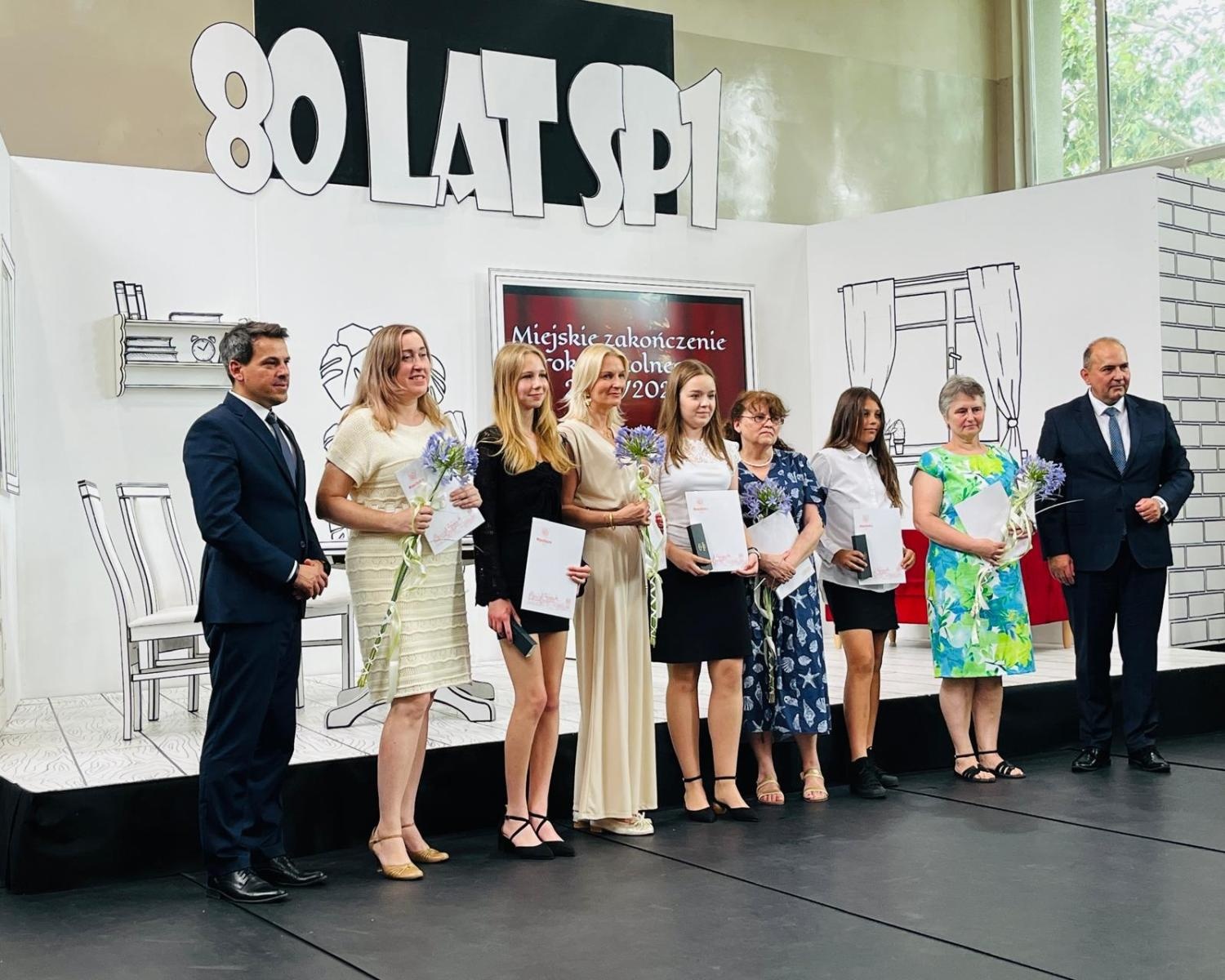 Zdjęcie w galerii na portalu naszraciborz.pl: Dobra szkoła się nie starzeje, tylko dojrzewa. 80-lecie SP 1 na Ostrogu i miejskie zakończenie roku szkolnego wiadomości z regionu