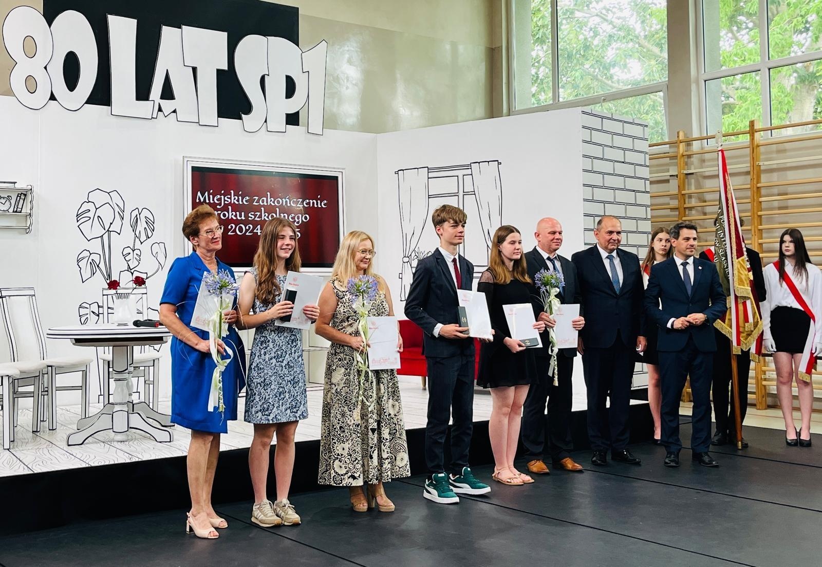 Zdjęcie w galerii na portalu naszraciborz.pl: Dobra szkoła się nie starzeje, tylko dojrzewa. 80-lecie SP 1 na Ostrogu i miejskie zakończenie roku szkolnego wiadomości z regionu