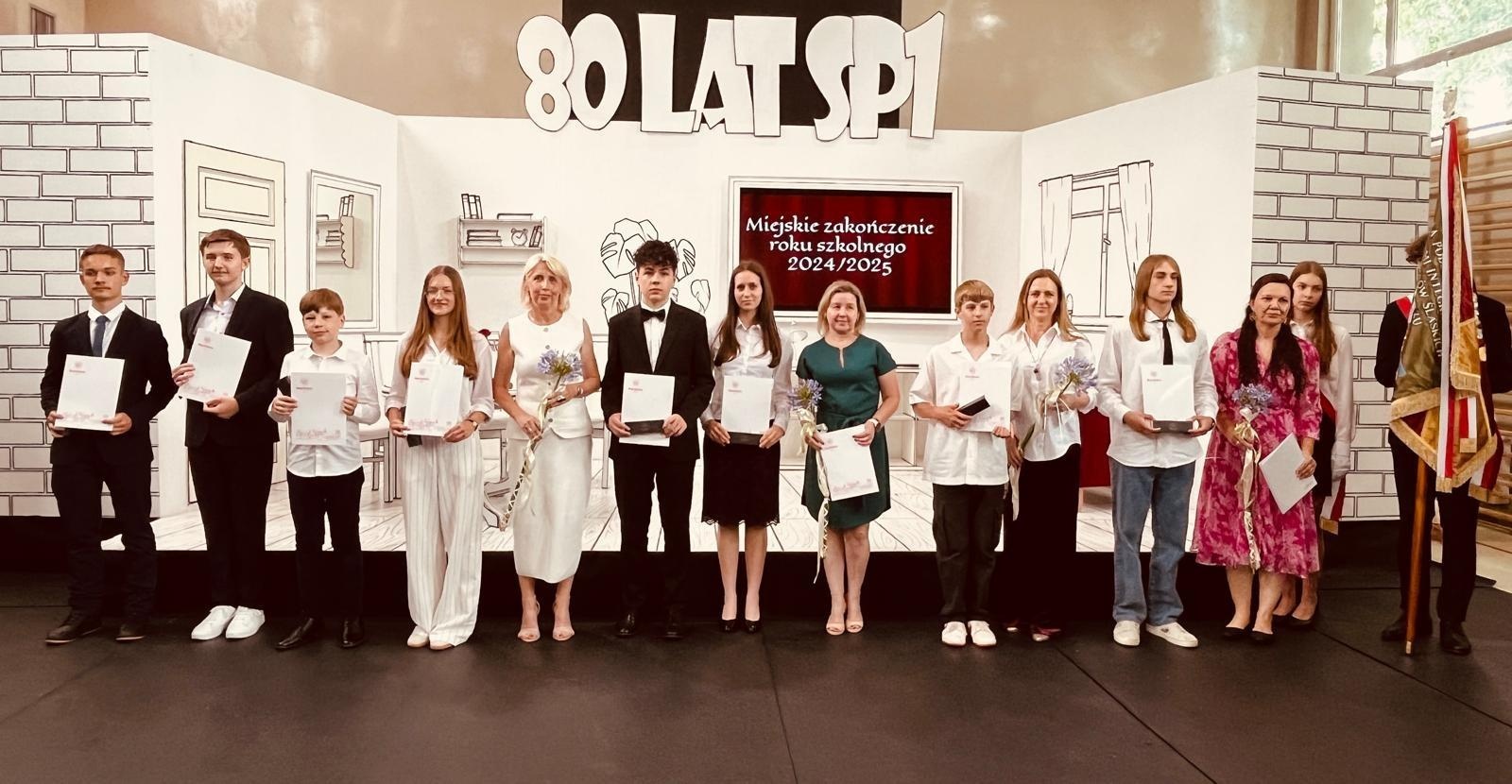 Zdjęcie w galerii na portalu naszraciborz.pl: Dobra szkoła się nie starzeje, tylko dojrzewa. 80-lecie SP 1 na Ostrogu i miejskie zakończenie roku szkolnego wiadomości z regionu