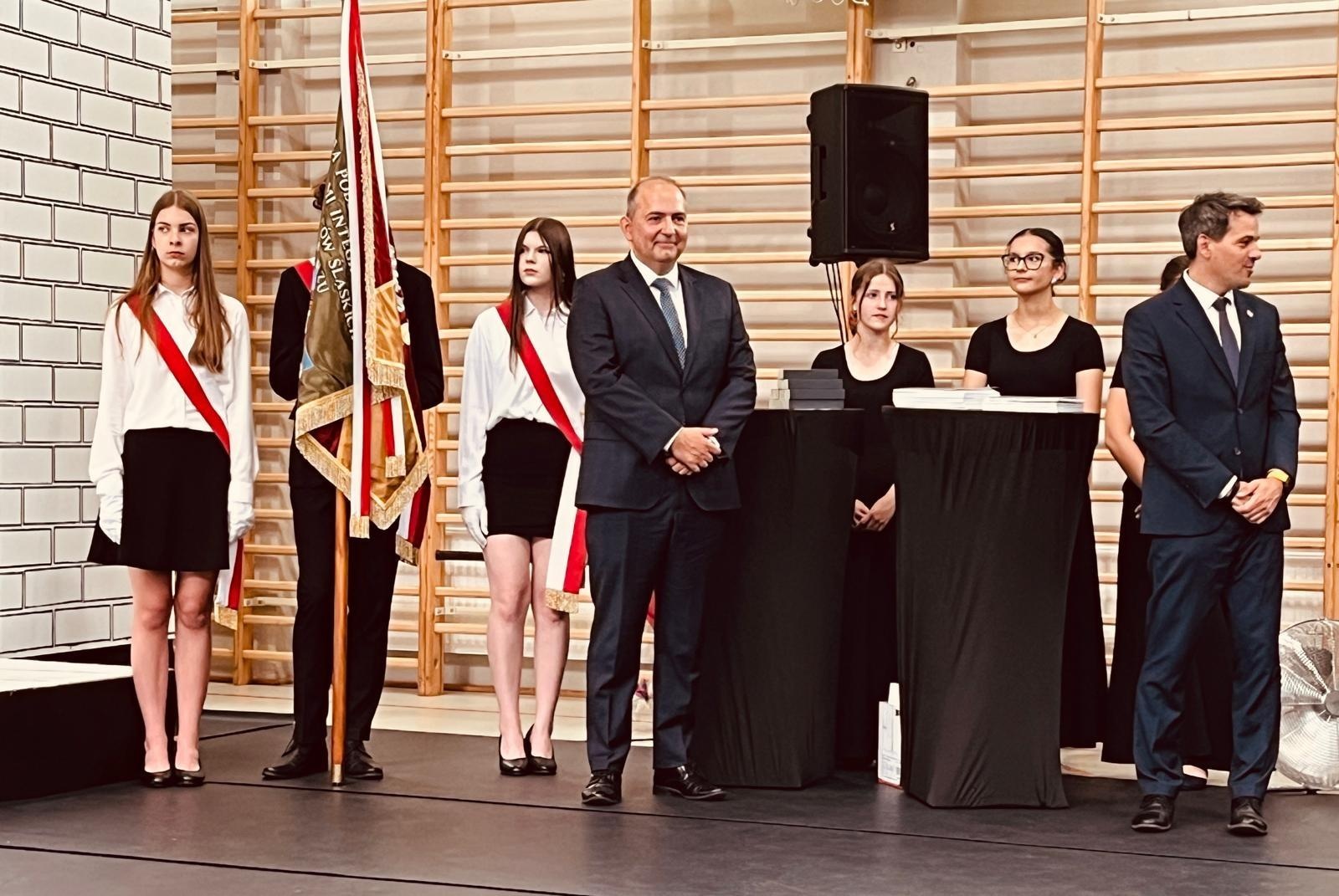 Zdjęcie w galerii na portalu naszraciborz.pl: Dobra szkoła się nie starzeje, tylko dojrzewa. 80-lecie SP 1 na Ostrogu i miejskie zakończenie roku szkolnego wiadomości z regionu