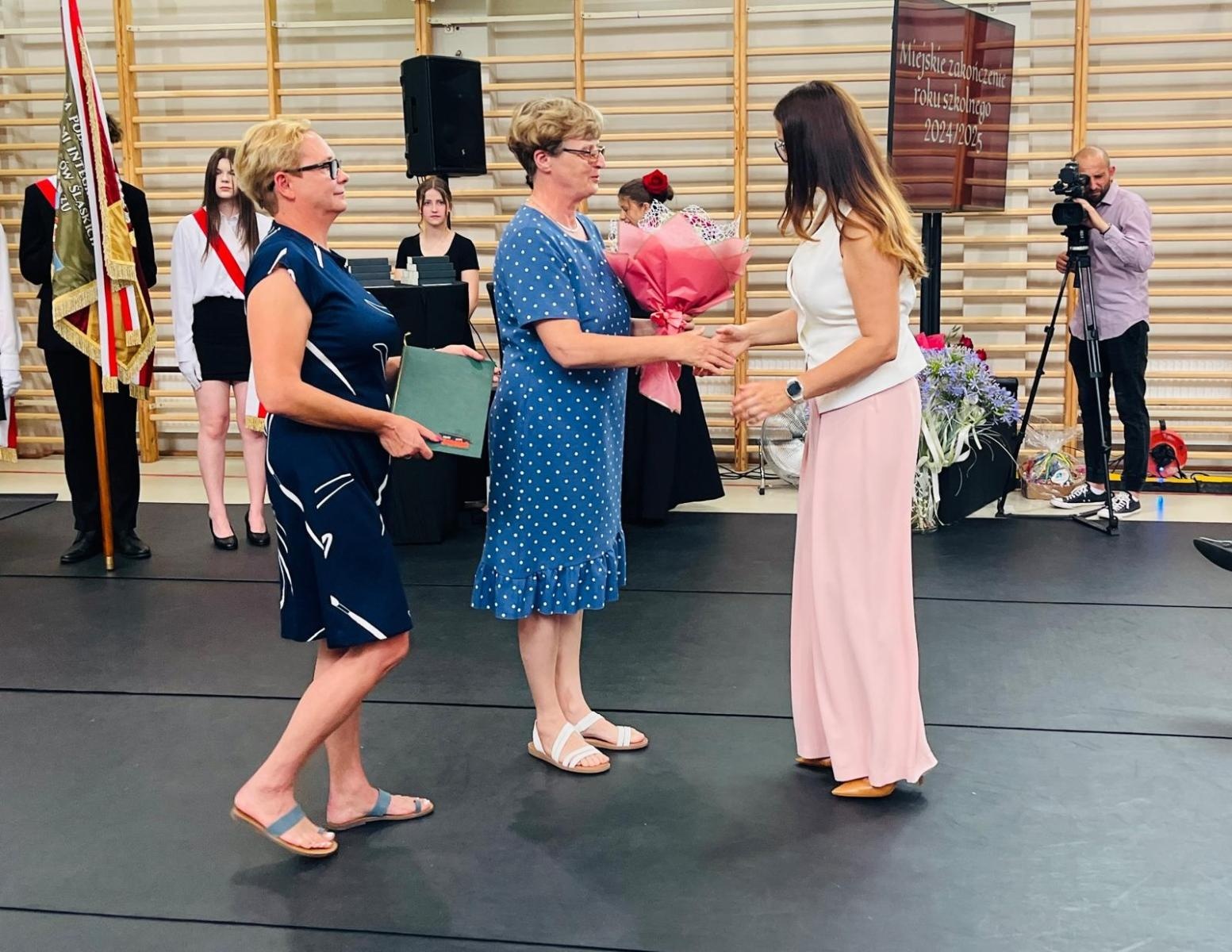 Zdjęcie w galerii na portalu naszraciborz.pl: Dobra szkoła się nie starzeje, tylko dojrzewa. 80-lecie SP 1 na Ostrogu i miejskie zakończenie roku szkolnego wiadomości z regionu