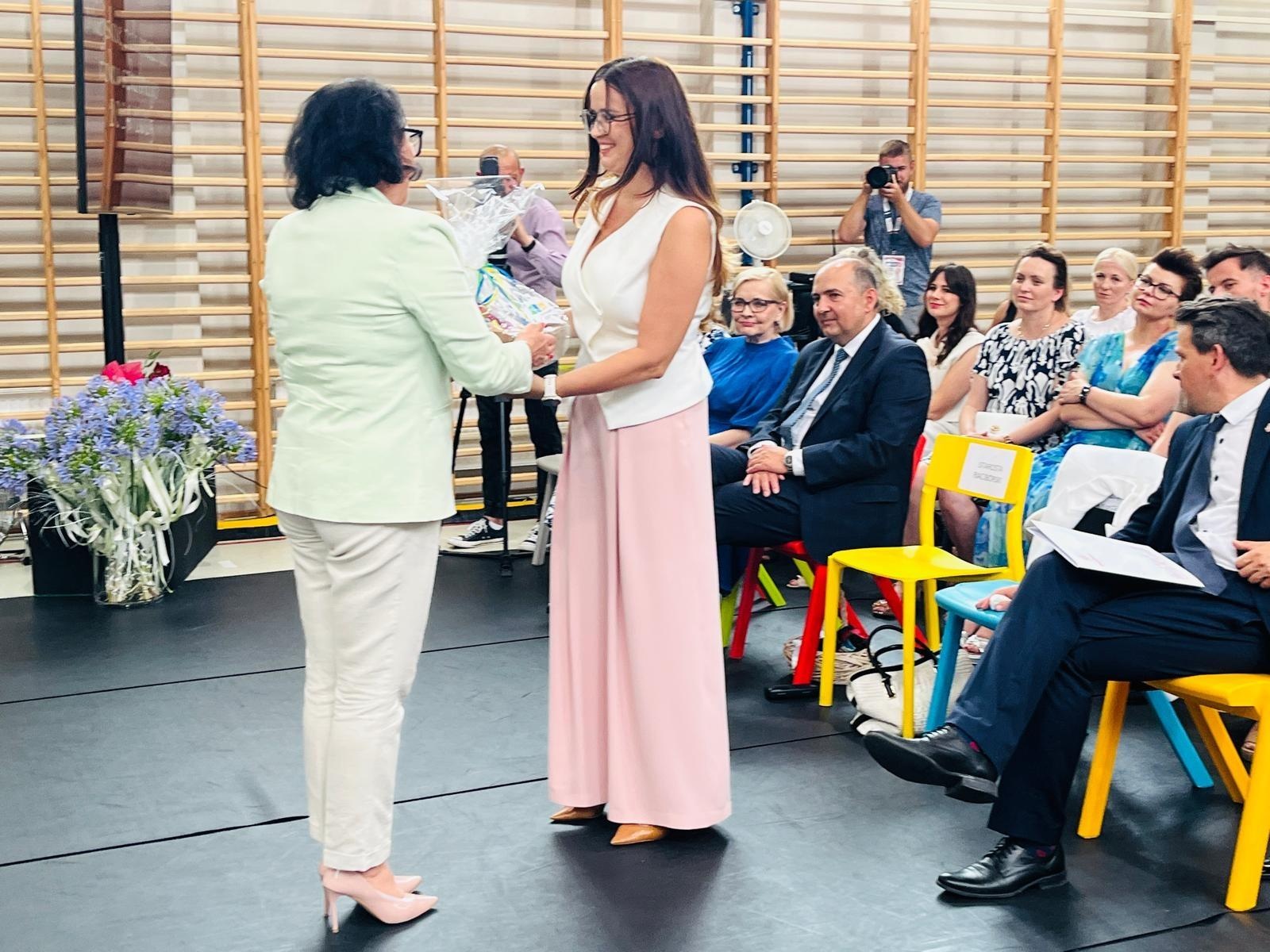 Zdjęcie w galerii na portalu naszraciborz.pl: Dobra szkoła się nie starzeje, tylko dojrzewa. 80-lecie SP 1 na Ostrogu i miejskie zakończenie roku szkolnego wiadomości z regionu