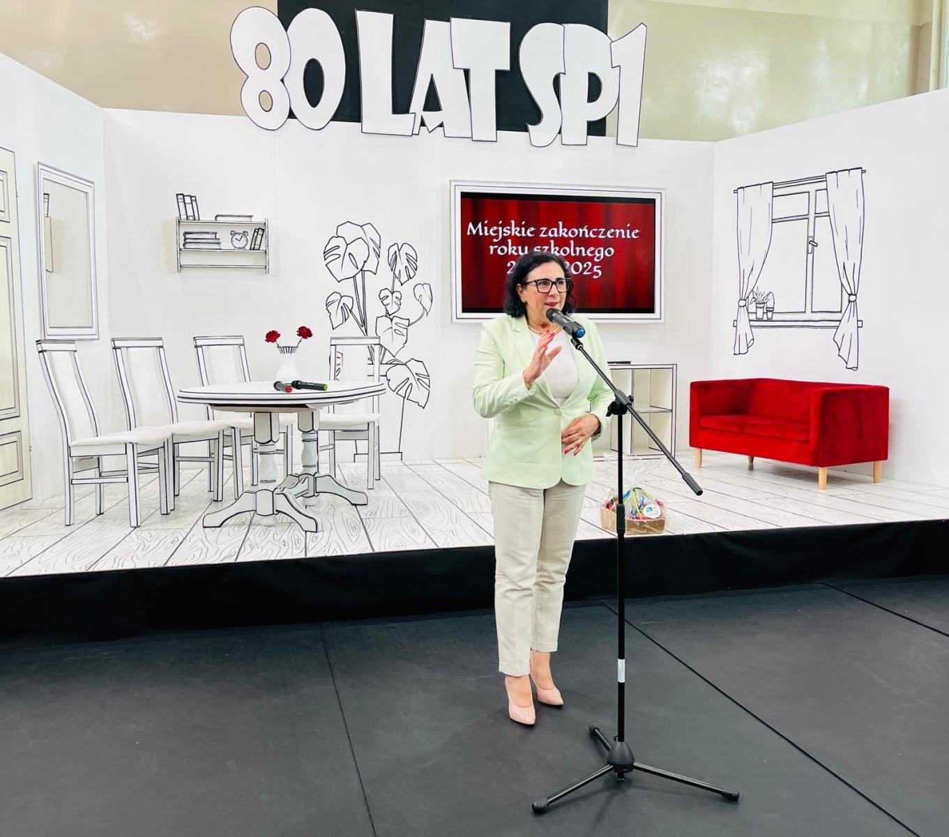 Zdjęcie w galerii na portalu naszraciborz.pl: Dobra szkoła się nie starzeje, tylko dojrzewa. 80-lecie SP 1 na Ostrogu i miejskie zakończenie roku szkolnego wiadomości z regionu