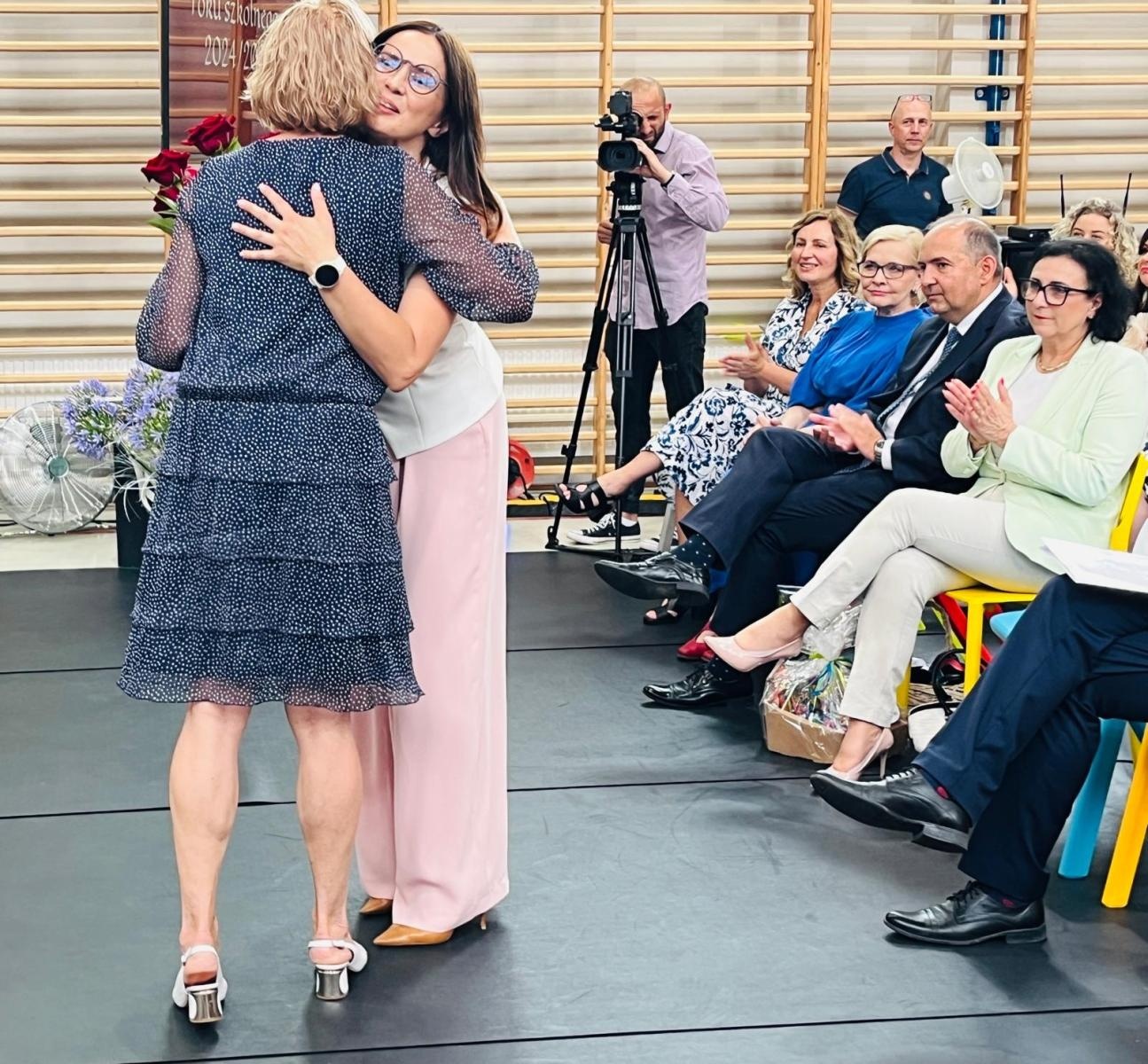 Zdjęcie w galerii na portalu naszraciborz.pl: Dobra szkoła się nie starzeje, tylko dojrzewa. 80-lecie SP 1 na Ostrogu i miejskie zakończenie roku szkolnego wiadomości z regionu