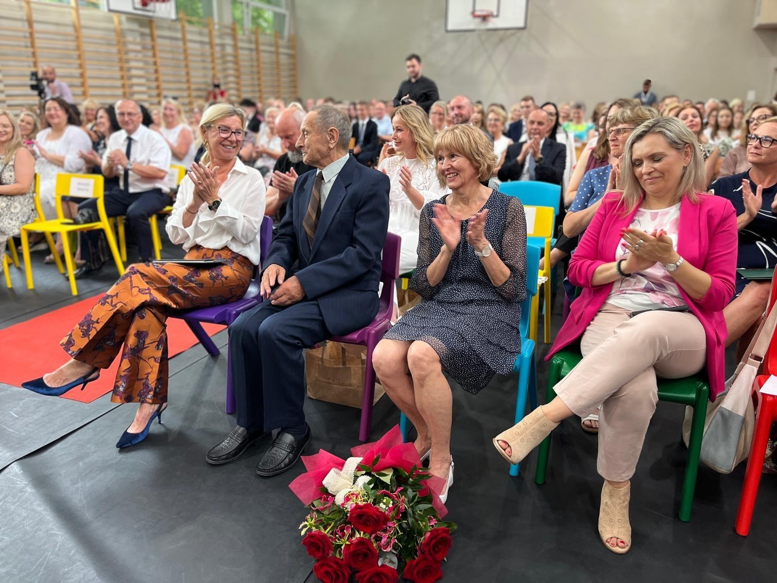 Zdjęcie w galerii na portalu naszraciborz.pl: Dobra szkoła się nie starzeje, tylko dojrzewa. 80-lecie SP 1 na Ostrogu i miejskie zakończenie roku szkolnego wiadomości z regionu