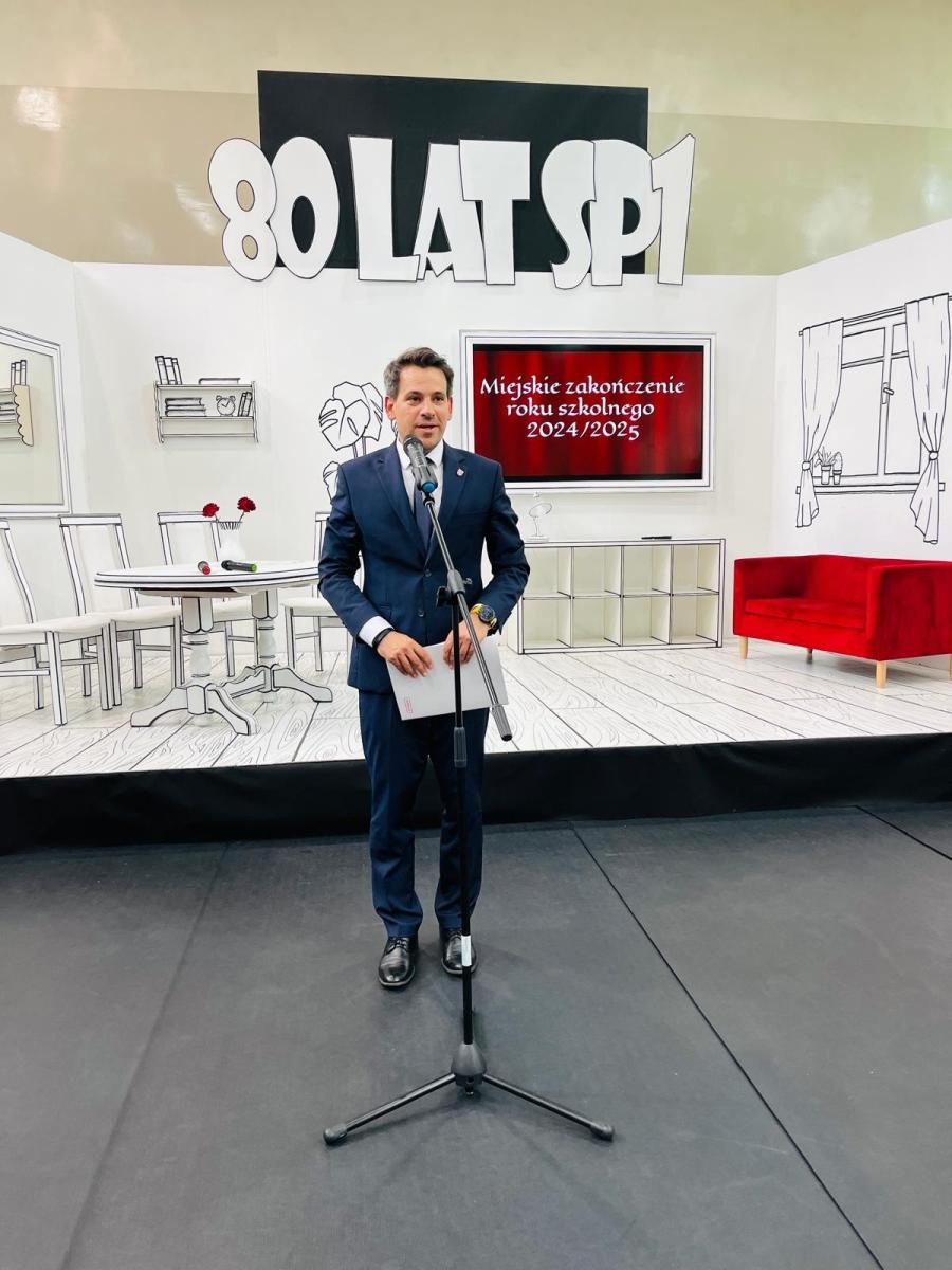 Zdjęcie w galerii na portalu naszraciborz.pl: Dobra szkoła się nie starzeje, tylko dojrzewa. 80-lecie SP 1 na Ostrogu i miejskie zakończenie roku szkolnego wiadomości z regionu