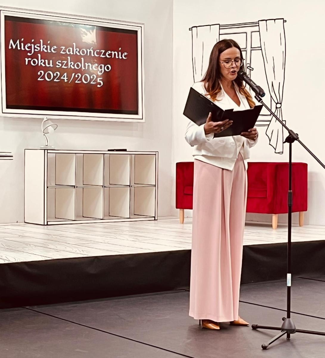 Zdjęcie w galerii na portalu naszraciborz.pl: Dobra szkoła się nie starzeje, tylko dojrzewa. 80-lecie SP 1 na Ostrogu i miejskie zakończenie roku szkolnego wiadomości z regionu