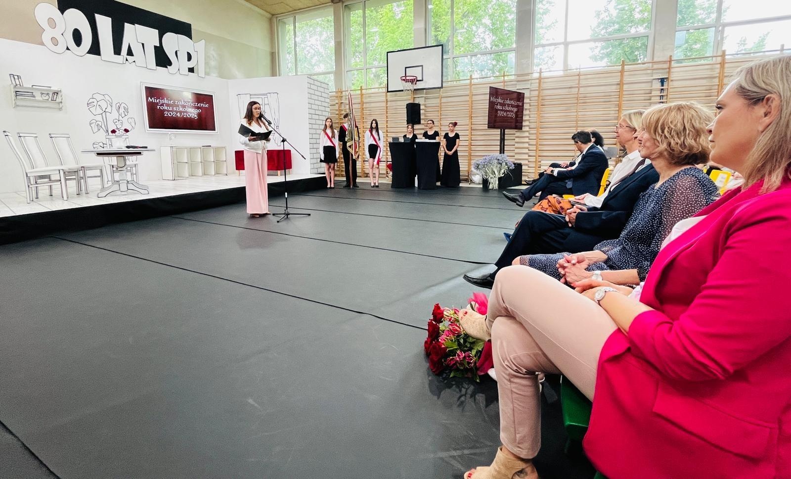 Zdjęcie w galerii na portalu naszraciborz.pl: Dobra szkoła się nie starzeje, tylko dojrzewa. 80-lecie SP 1 na Ostrogu i miejskie zakończenie roku szkolnego wiadomości z regionu