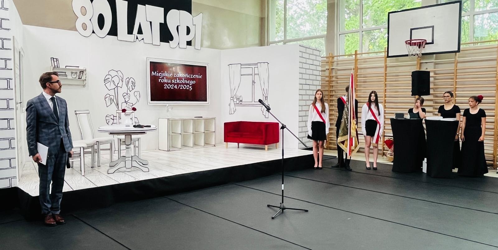 Zdjęcie w galerii na portalu naszraciborz.pl: Dobra szkoła się nie starzeje, tylko dojrzewa. 80-lecie SP 1 na Ostrogu i miejskie zakończenie roku szkolnego wiadomości z regionu