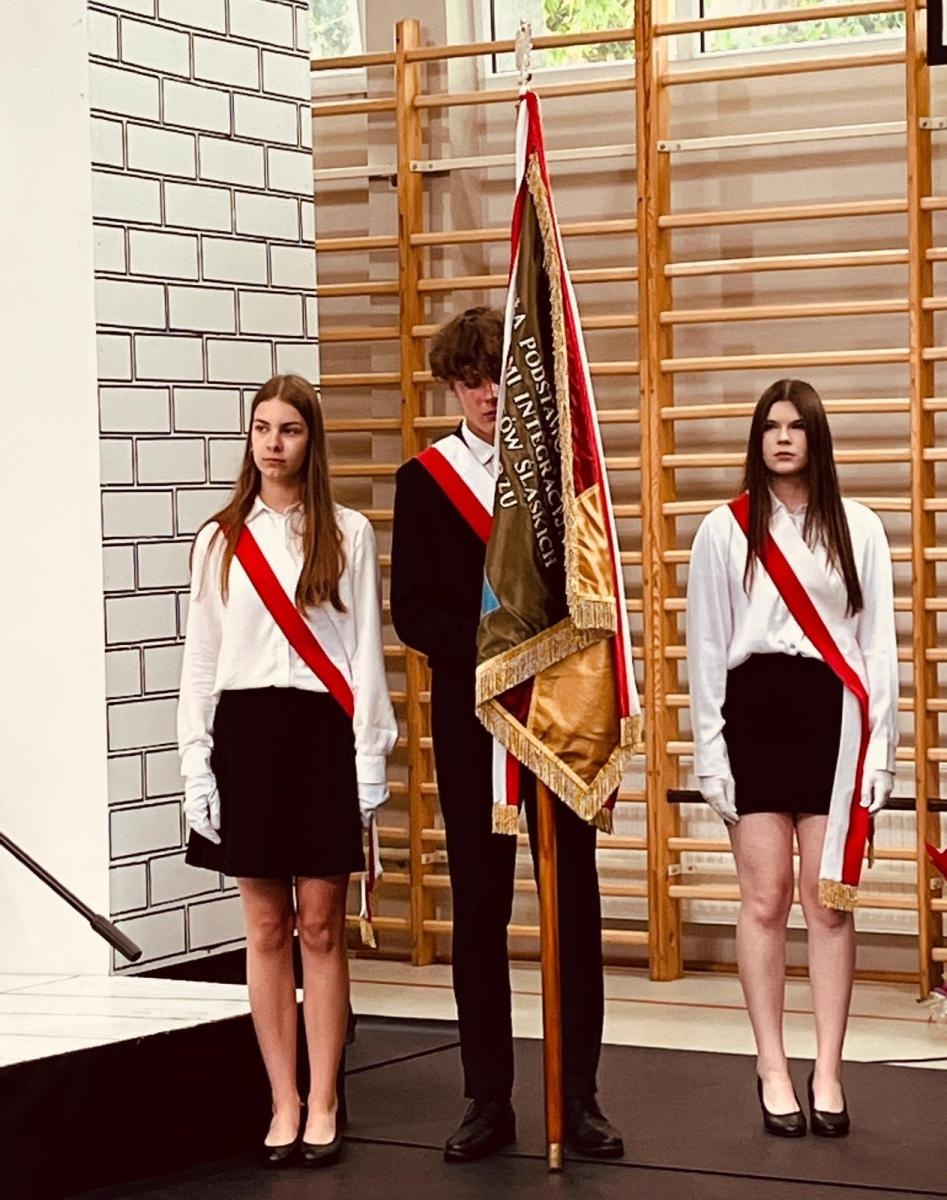 Zdjęcie w galerii na portalu naszraciborz.pl: Dobra szkoła się nie starzeje, tylko dojrzewa. 80-lecie SP 1 na Ostrogu i miejskie zakończenie roku szkolnego wiadomości z regionu