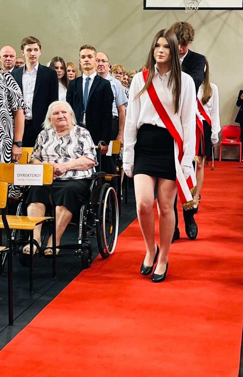 Zdjęcie w galerii na portalu naszraciborz.pl: Dobra szkoła się nie starzeje, tylko dojrzewa. 80-lecie SP 1 na Ostrogu i miejskie zakończenie roku szkolnego wiadomości z regionu