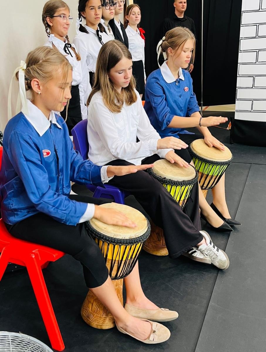 Zdjęcie w galerii na portalu naszraciborz.pl: Dobra szkoła się nie starzeje, tylko dojrzewa. 80-lecie SP 1 na Ostrogu i miejskie zakończenie roku szkolnego wiadomości z regionu