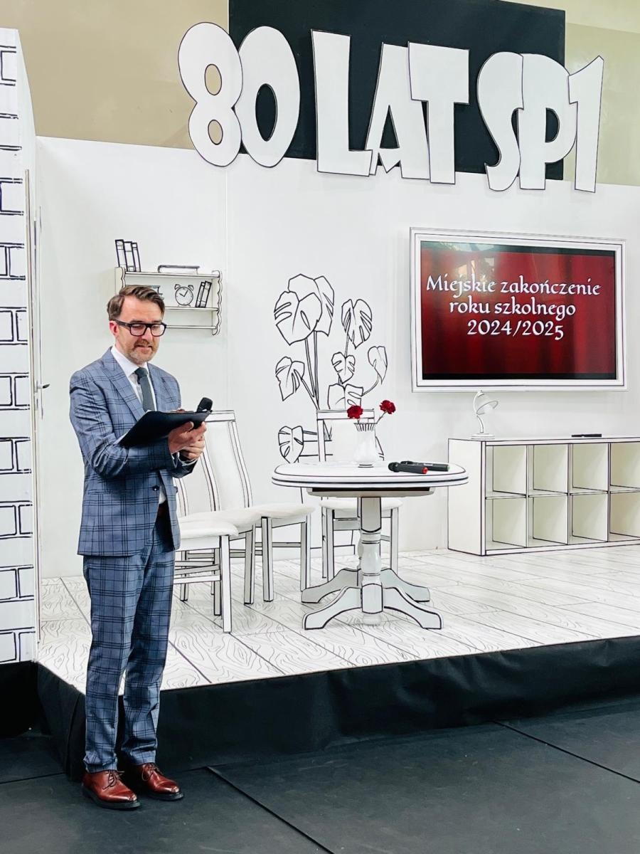 Zdjęcie w galerii na portalu naszraciborz.pl: Dobra szkoła się nie starzeje, tylko dojrzewa. 80-lecie SP 1 na Ostrogu i miejskie zakończenie roku szkolnego wiadomości z regionu