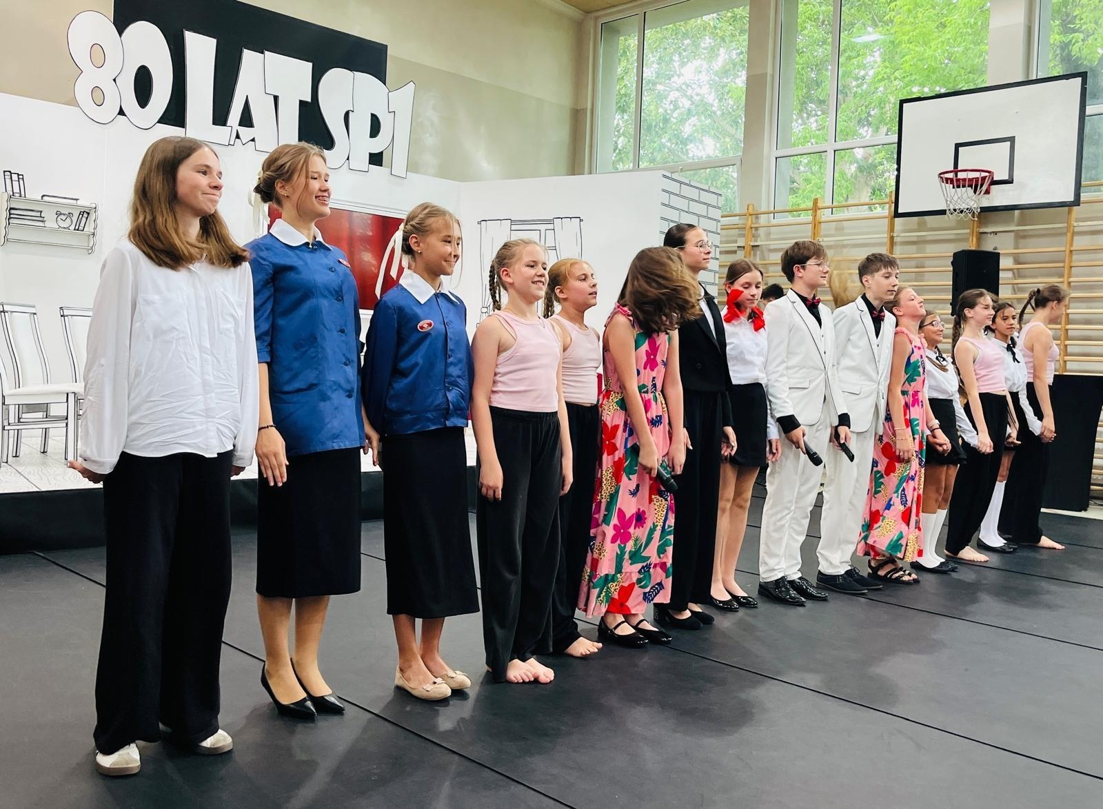 Zdjęcie w galerii na portalu naszraciborz.pl: Dobra szkoła się nie starzeje, tylko dojrzewa. 80-lecie SP 1 na Ostrogu i miejskie zakończenie roku szkolnego wiadomości z regionu