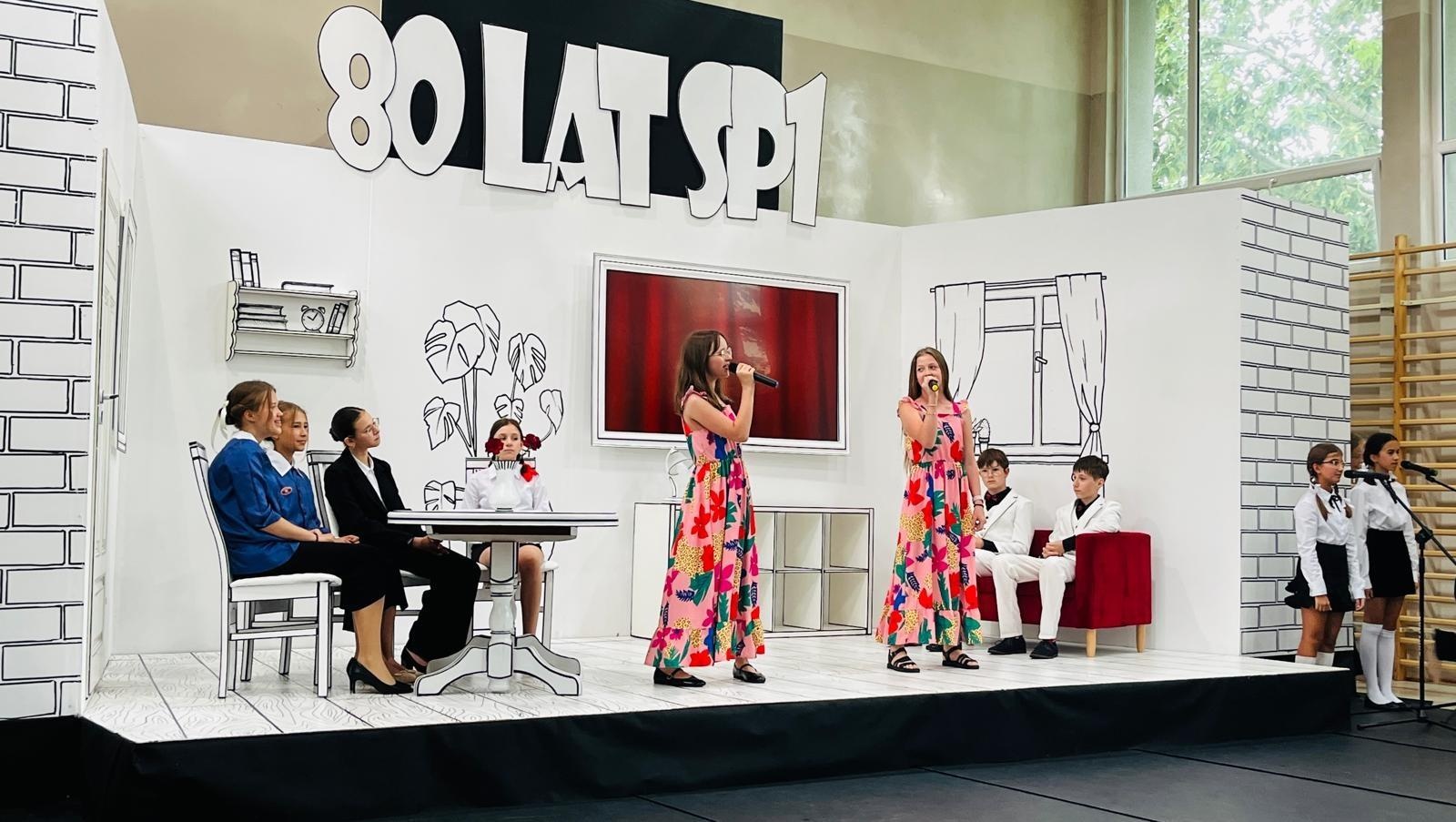 Zdjęcie w galerii na portalu naszraciborz.pl: Dobra szkoła się nie starzeje, tylko dojrzewa. 80-lecie SP 1 na Ostrogu i miejskie zakończenie roku szkolnego wiadomości z regionu