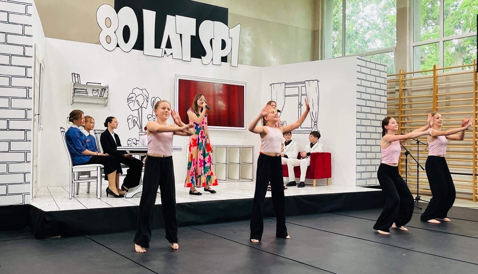 Zdjęcie w galerii na portalu naszraciborz.pl: Dobra szkoła się nie starzeje, tylko dojrzewa. 80-lecie SP 1 na Ostrogu i miejskie zakończenie roku szkolnego wiadomości z regionu