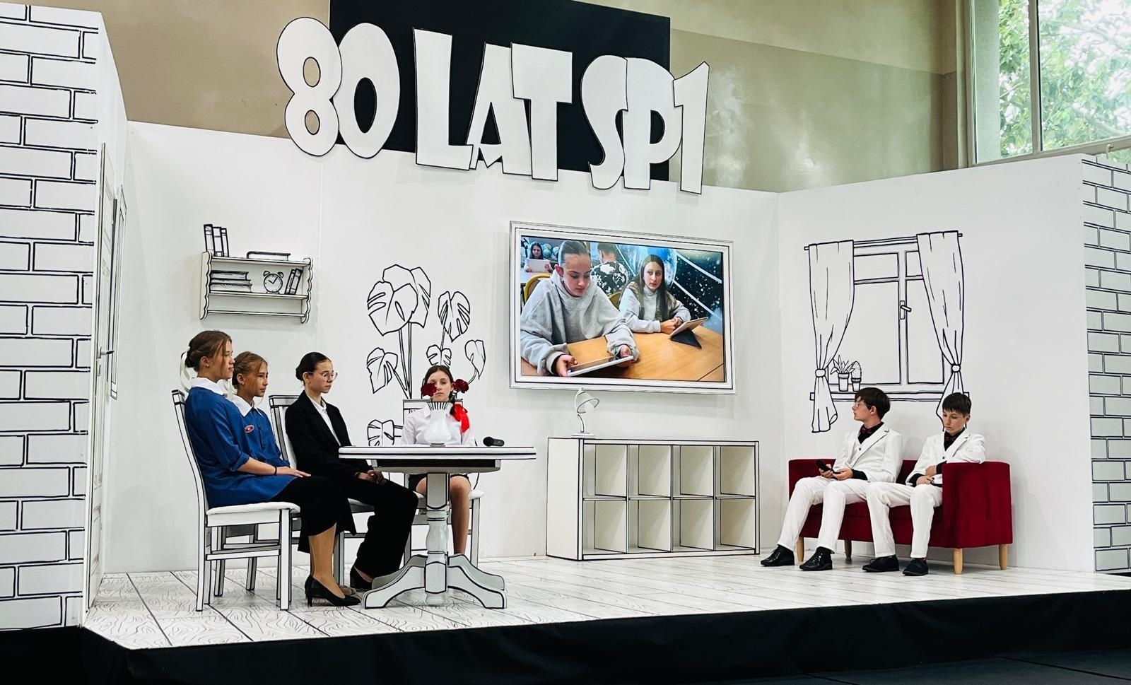 Zdjęcie w galerii na portalu naszraciborz.pl: Dobra szkoła się nie starzeje, tylko dojrzewa. 80-lecie SP 1 na Ostrogu i miejskie zakończenie roku szkolnego wiadomości z regionu