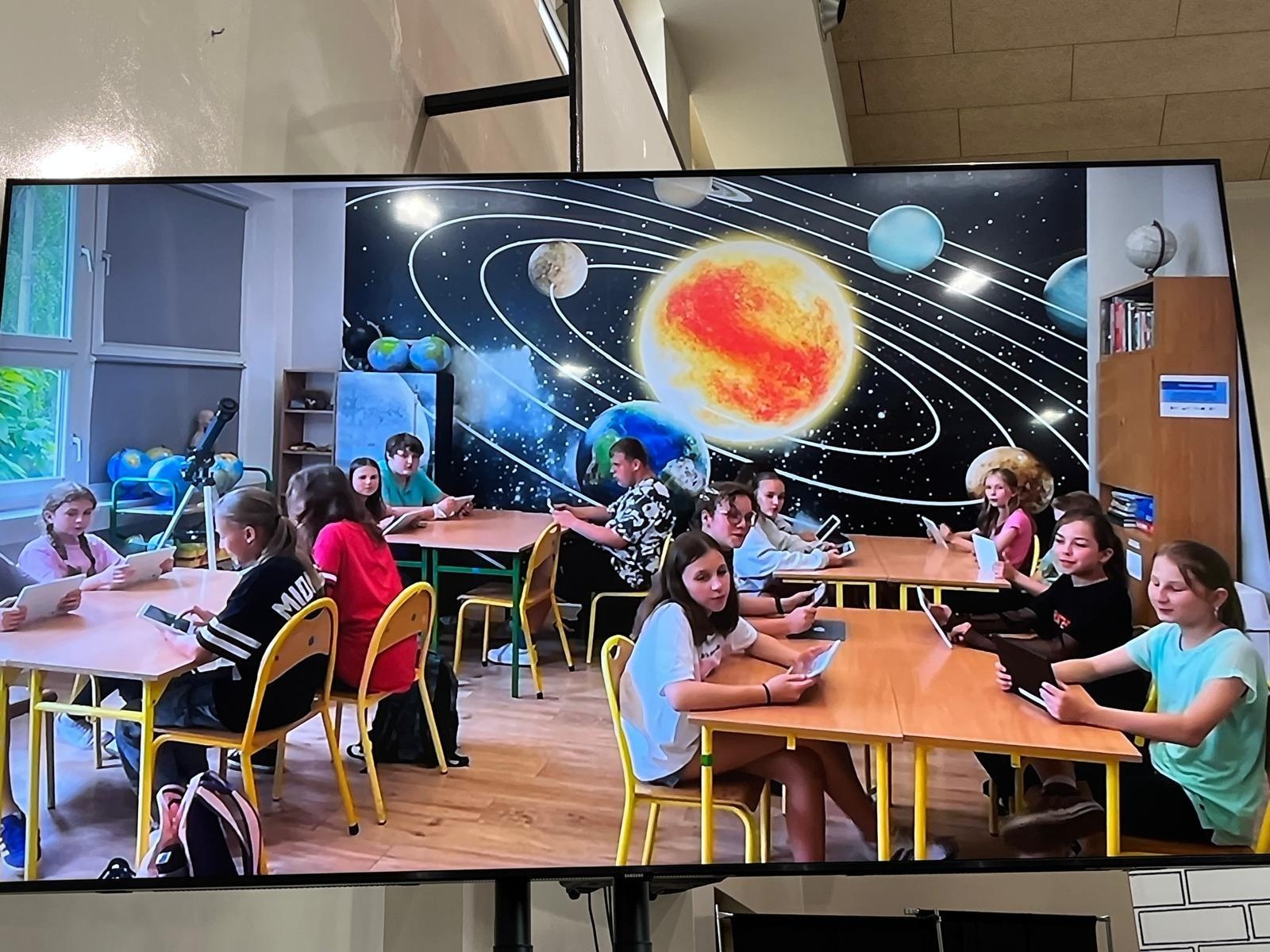 Zdjęcie w galerii na portalu naszraciborz.pl: Dobra szkoła się nie starzeje, tylko dojrzewa. 80-lecie SP 1 na Ostrogu i miejskie zakończenie roku szkolnego wiadomości z regionu