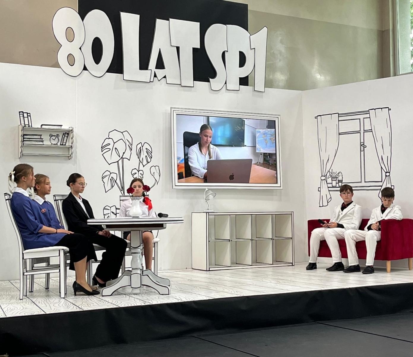 Zdjęcie w galerii na portalu naszraciborz.pl: Dobra szkoła się nie starzeje, tylko dojrzewa. 80-lecie SP 1 na Ostrogu i miejskie zakończenie roku szkolnego wiadomości z regionu