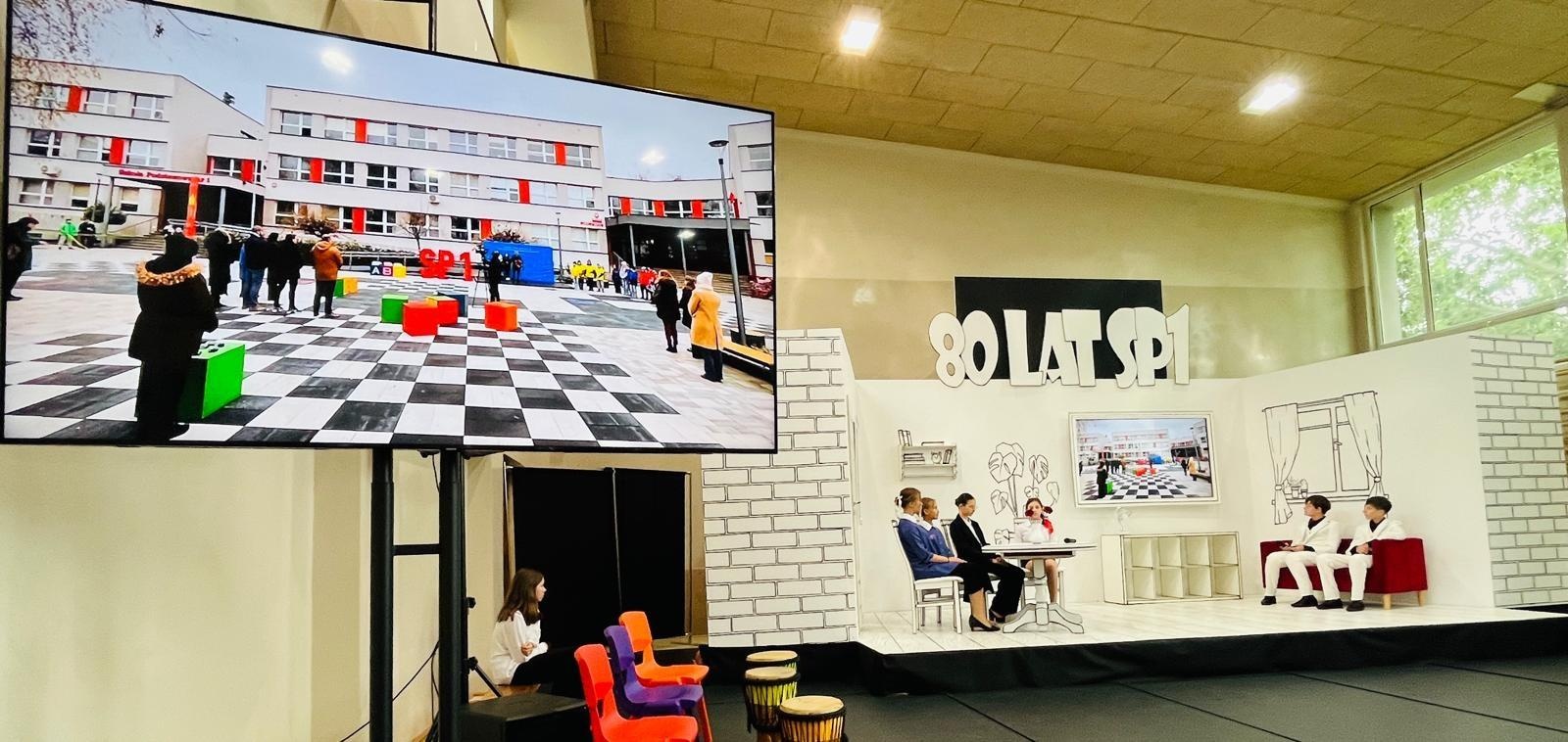 Zdjęcie w galerii na portalu naszraciborz.pl: Dobra szkoła się nie starzeje, tylko dojrzewa. 80-lecie SP 1 na Ostrogu i miejskie zakończenie roku szkolnego wiadomości z regionu