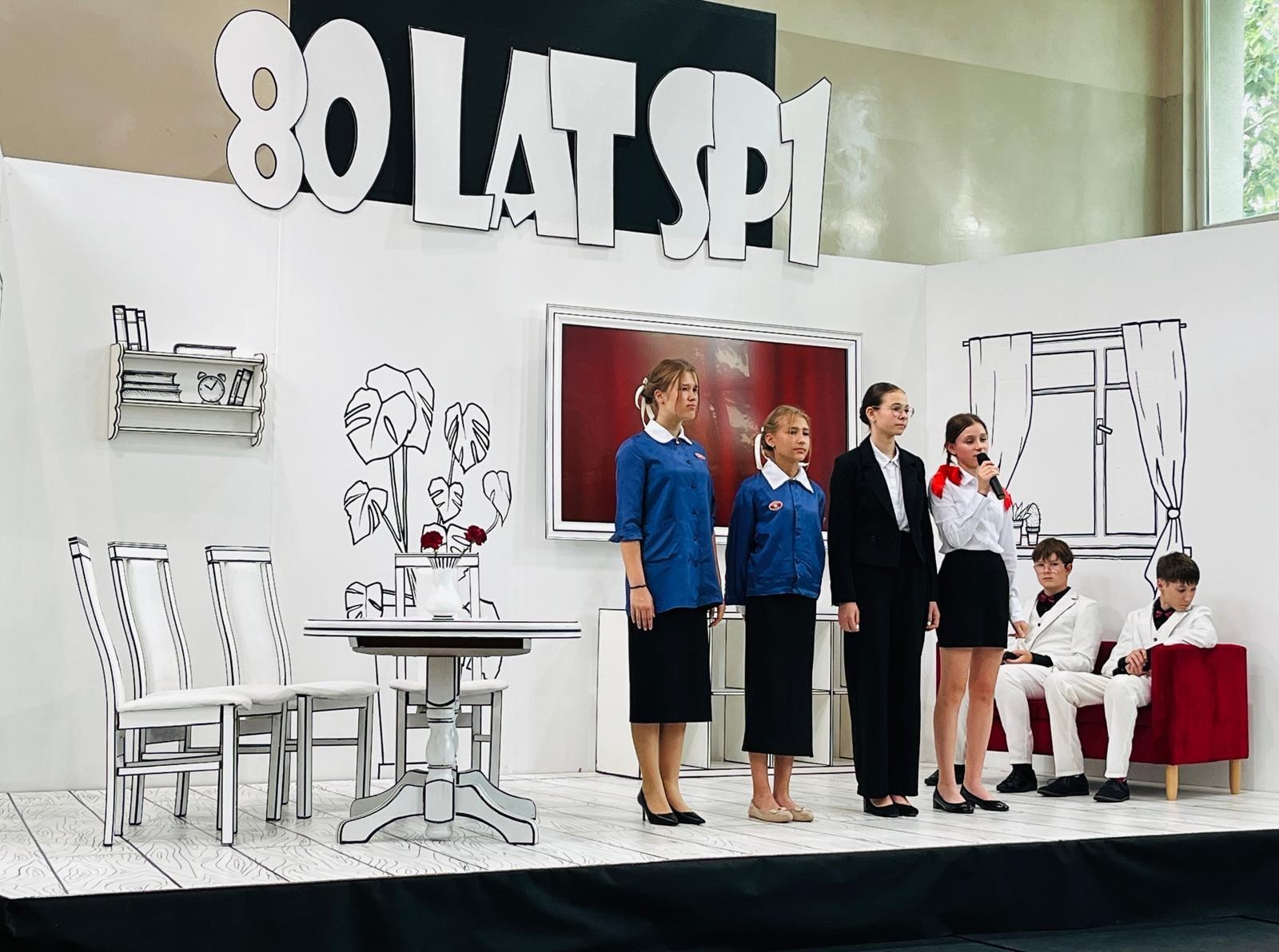 Zdjęcie w galerii na portalu naszraciborz.pl: Dobra szkoła się nie starzeje, tylko dojrzewa. 80-lecie SP 1 na Ostrogu i miejskie zakończenie roku szkolnego wiadomości z regionu