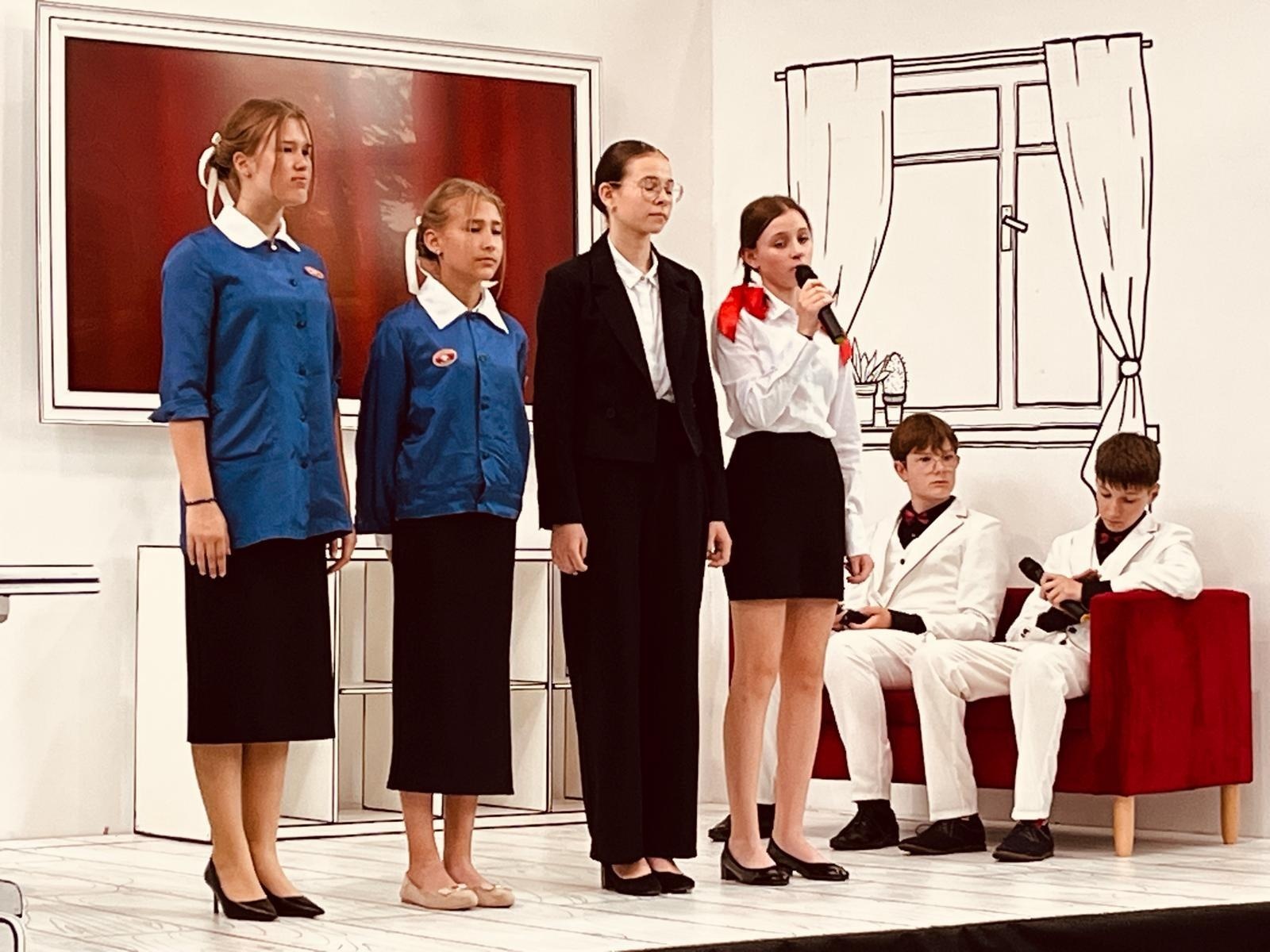 Zdjęcie w galerii na portalu naszraciborz.pl: Dobra szkoła się nie starzeje, tylko dojrzewa. 80-lecie SP 1 na Ostrogu i miejskie zakończenie roku szkolnego wiadomości z regionu