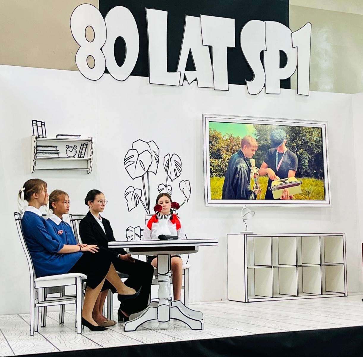 Zdjęcie w galerii na portalu naszraciborz.pl: Dobra szkoła się nie starzeje, tylko dojrzewa. 80-lecie SP 1 na Ostrogu i miejskie zakończenie roku szkolnego wiadomości z regionu