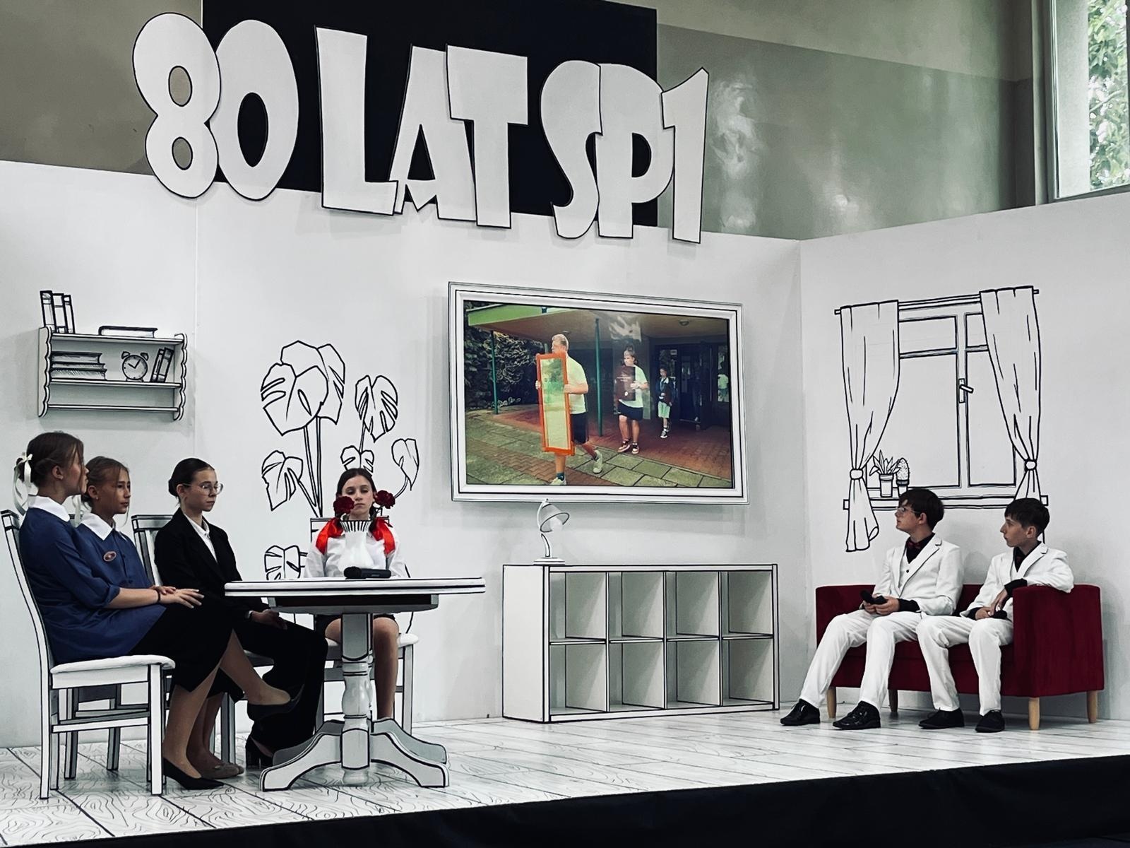 Zdjęcie w galerii na portalu naszraciborz.pl: Dobra szkoła się nie starzeje, tylko dojrzewa. 80-lecie SP 1 na Ostrogu i miejskie zakończenie roku szkolnego wiadomości z regionu