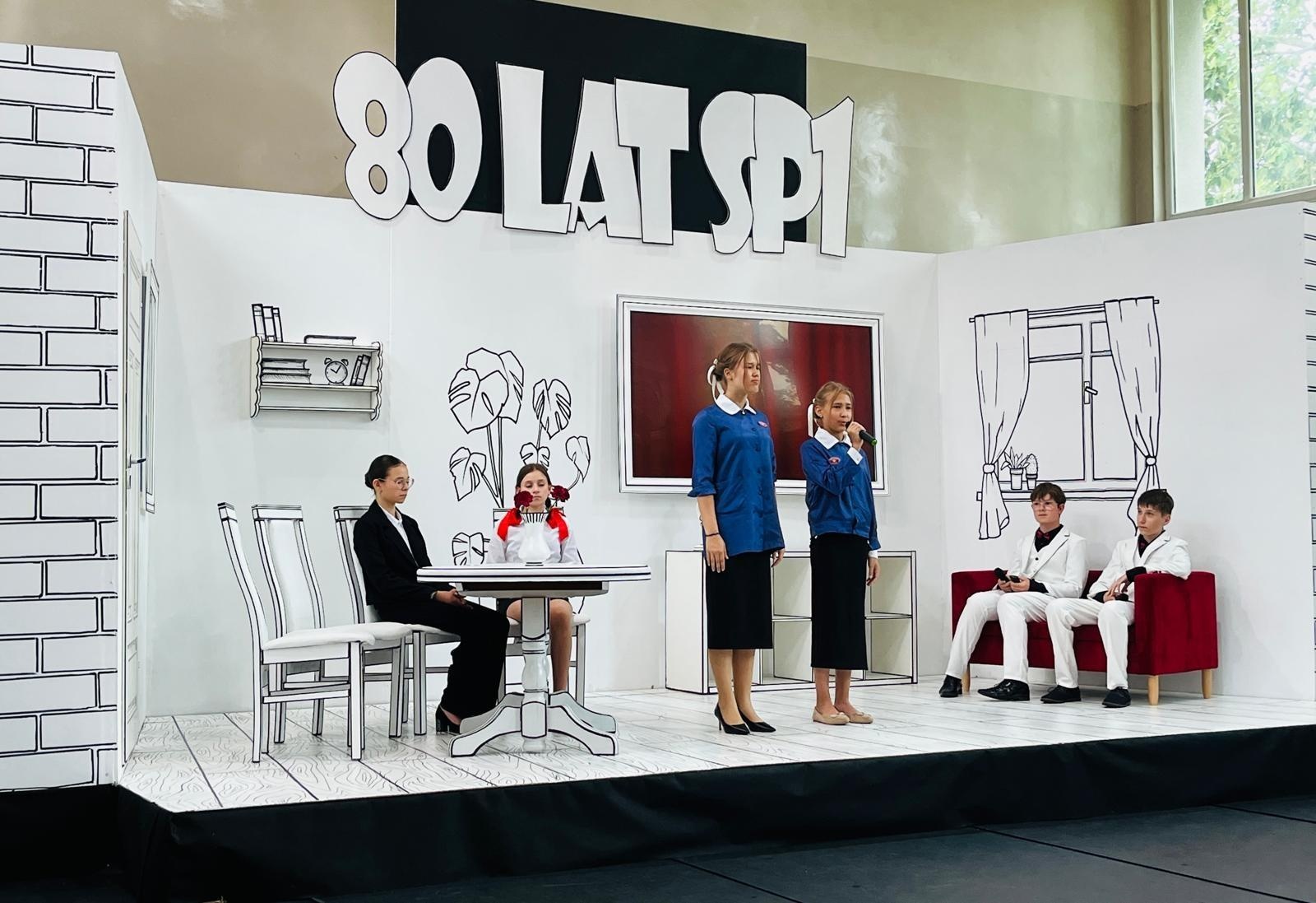 Zdjęcie w galerii na portalu naszraciborz.pl: Dobra szkoła się nie starzeje, tylko dojrzewa. 80-lecie SP 1 na Ostrogu i miejskie zakończenie roku szkolnego wiadomości z regionu