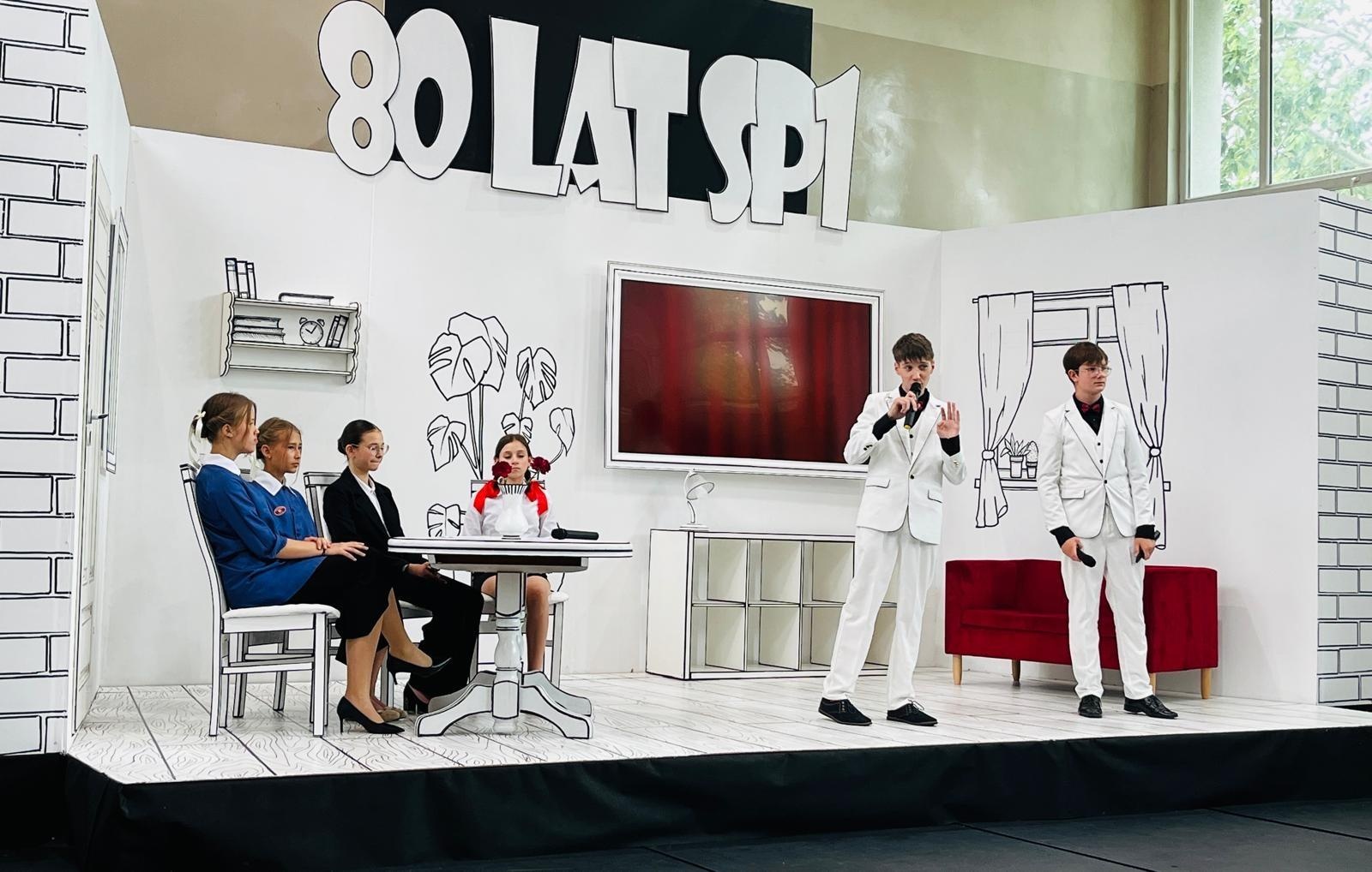 Zdjęcie w galerii na portalu naszraciborz.pl: Dobra szkoła się nie starzeje, tylko dojrzewa. 80-lecie SP 1 na Ostrogu i miejskie zakończenie roku szkolnego wiadomości z regionu