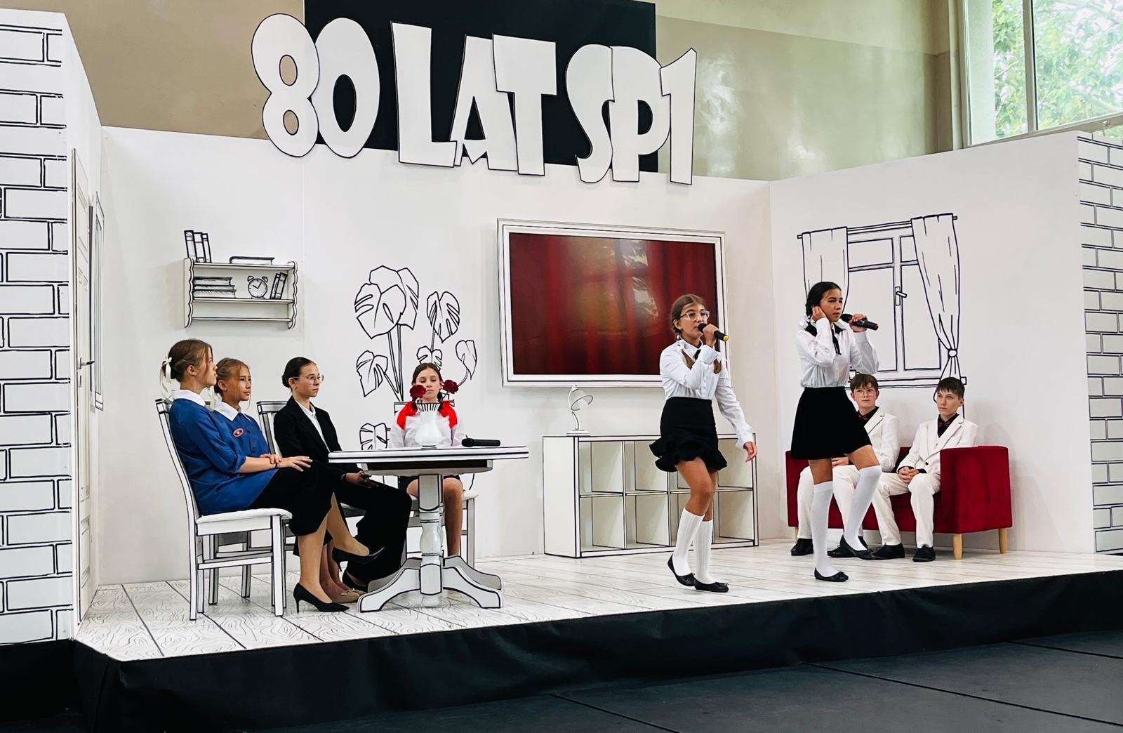 Zdjęcie w galerii na portalu naszraciborz.pl: Dobra szkoła się nie starzeje, tylko dojrzewa. 80-lecie SP 1 na Ostrogu i miejskie zakończenie roku szkolnego wiadomości z regionu