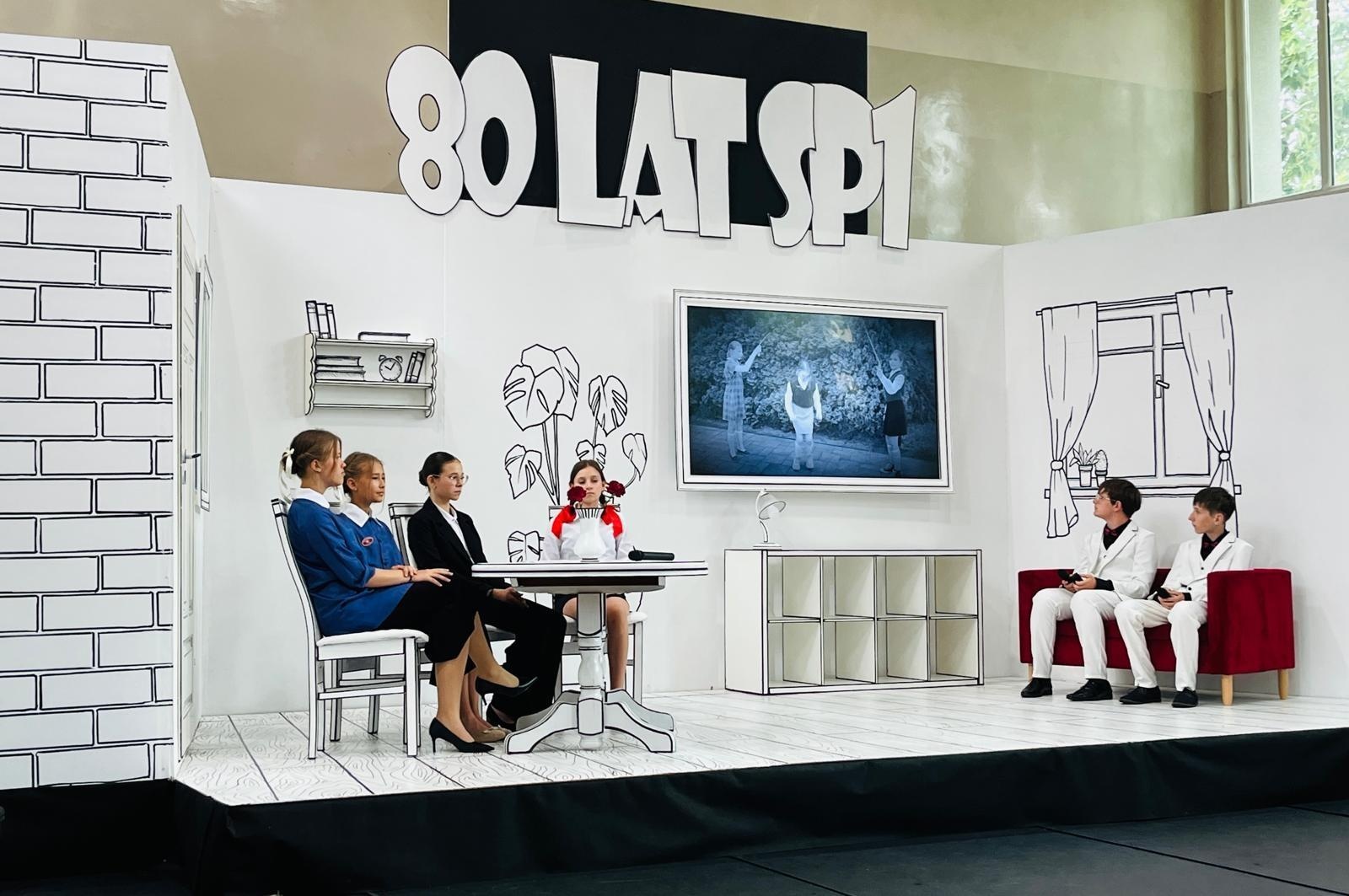 Zdjęcie w galerii na portalu naszraciborz.pl: Dobra szkoła się nie starzeje, tylko dojrzewa. 80-lecie SP 1 na Ostrogu i miejskie zakończenie roku szkolnego wiadomości z regionu