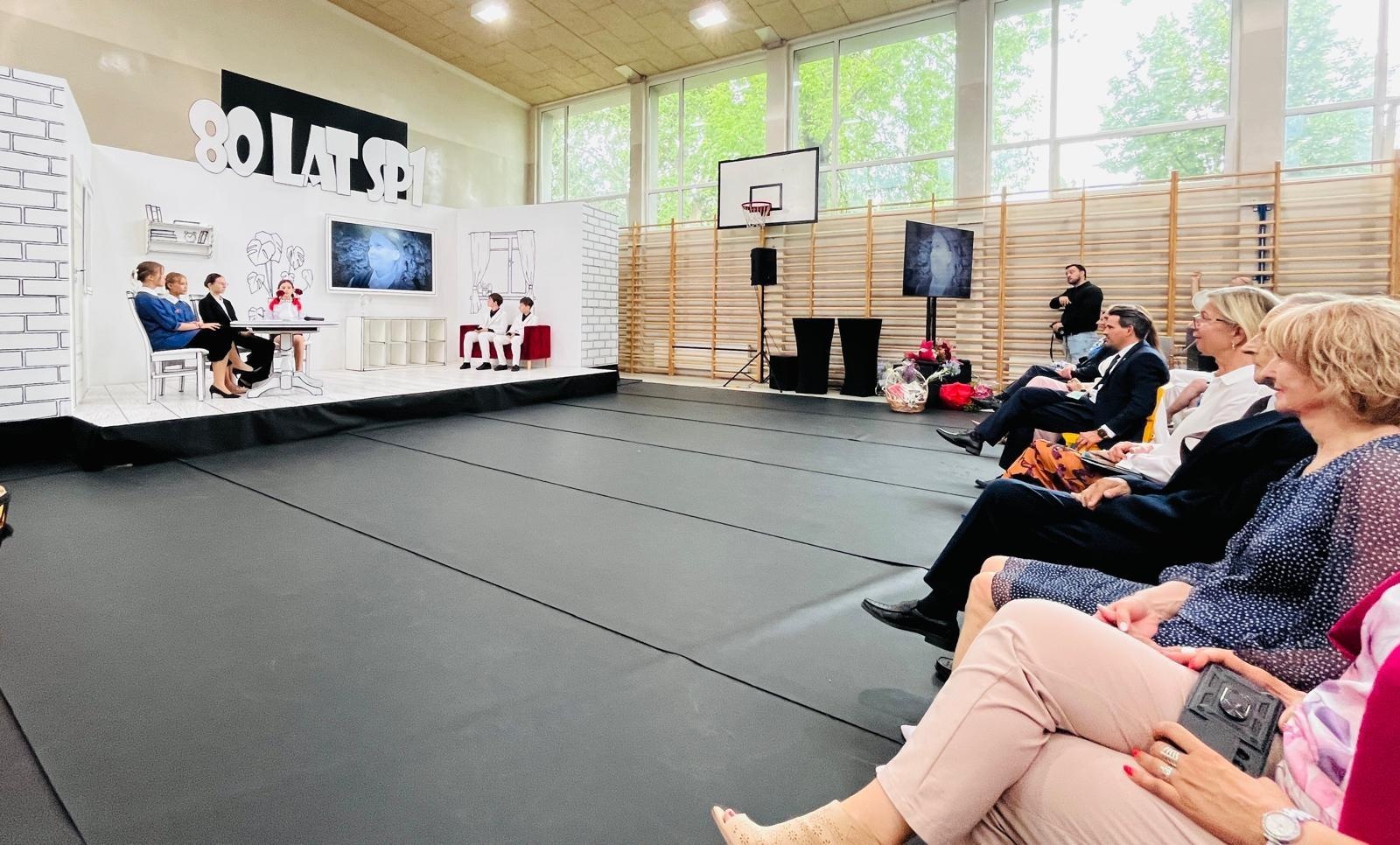 Zdjęcie w galerii na portalu naszraciborz.pl: Dobra szkoła się nie starzeje, tylko dojrzewa. 80-lecie SP 1 na Ostrogu i miejskie zakończenie roku szkolnego wiadomości z regionu