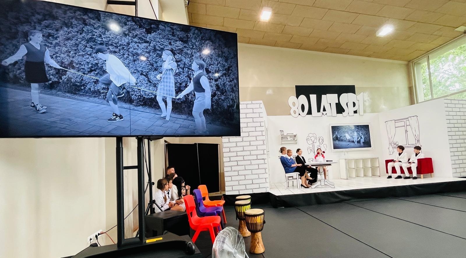 Zdjęcie w galerii na portalu naszraciborz.pl: Dobra szkoła się nie starzeje, tylko dojrzewa. 80-lecie SP 1 na Ostrogu i miejskie zakończenie roku szkolnego wiadomości z regionu