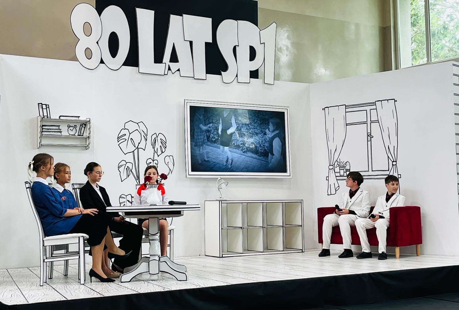 Zdjęcie w galerii na portalu naszraciborz.pl: Dobra szkoła się nie starzeje, tylko dojrzewa. 80-lecie SP 1 na Ostrogu i miejskie zakończenie roku szkolnego wiadomości z regionu