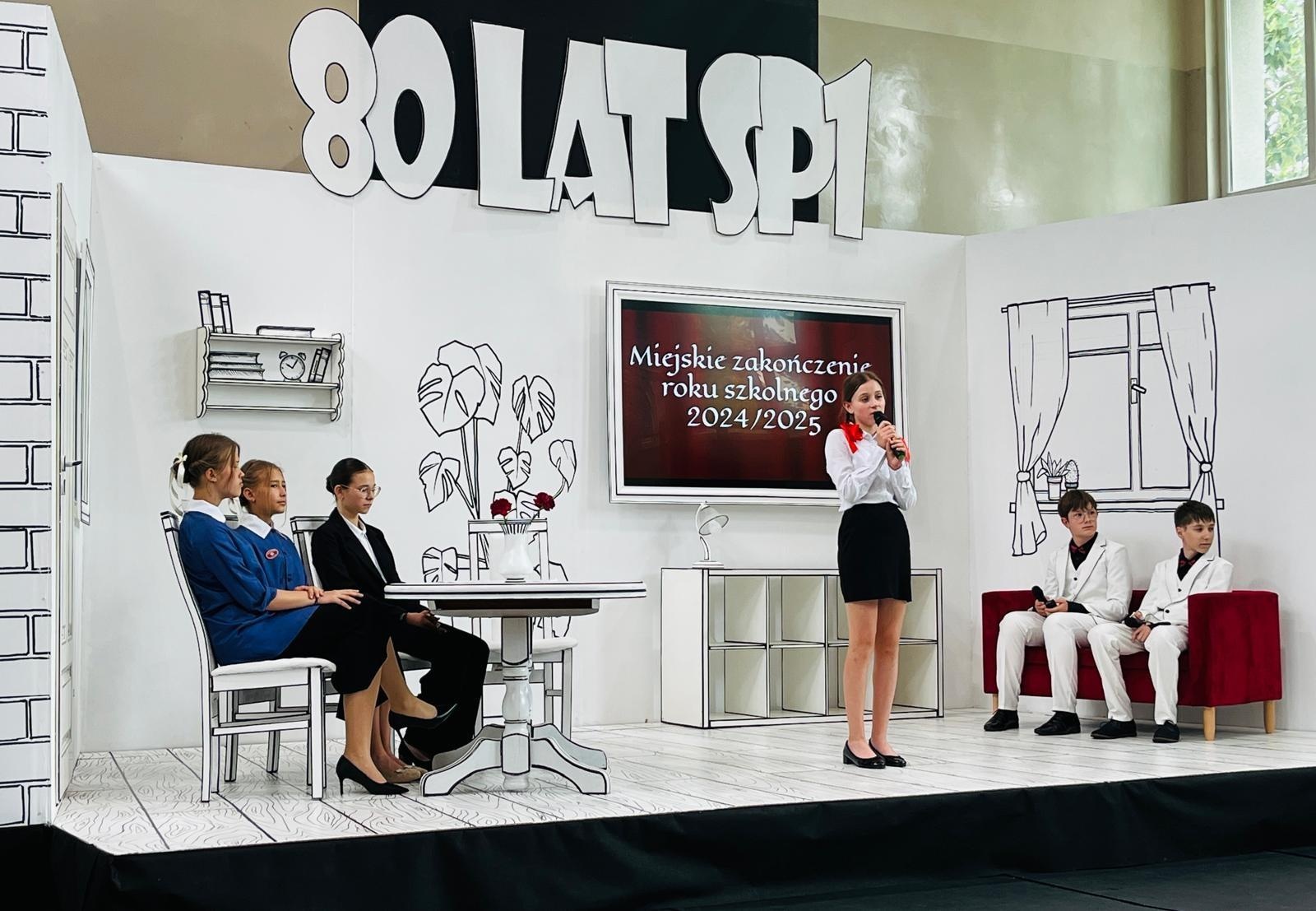 Zdjęcie w galerii na portalu naszraciborz.pl: Dobra szkoła się nie starzeje, tylko dojrzewa. 80-lecie SP 1 na Ostrogu i miejskie zakończenie roku szkolnego wiadomości z regionu