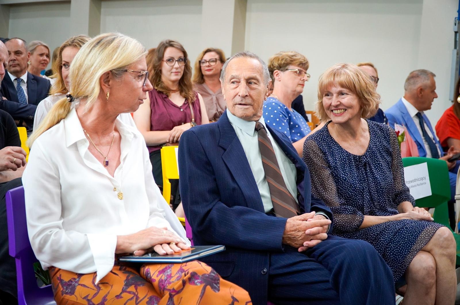 Zdjęcie w galerii na portalu naszraciborz.pl: Dobra szkoła się nie starzeje, tylko dojrzewa. 80-lecie SP 1 na Ostrogu i miejskie zakończenie roku szkolnego wiadomości z regionu