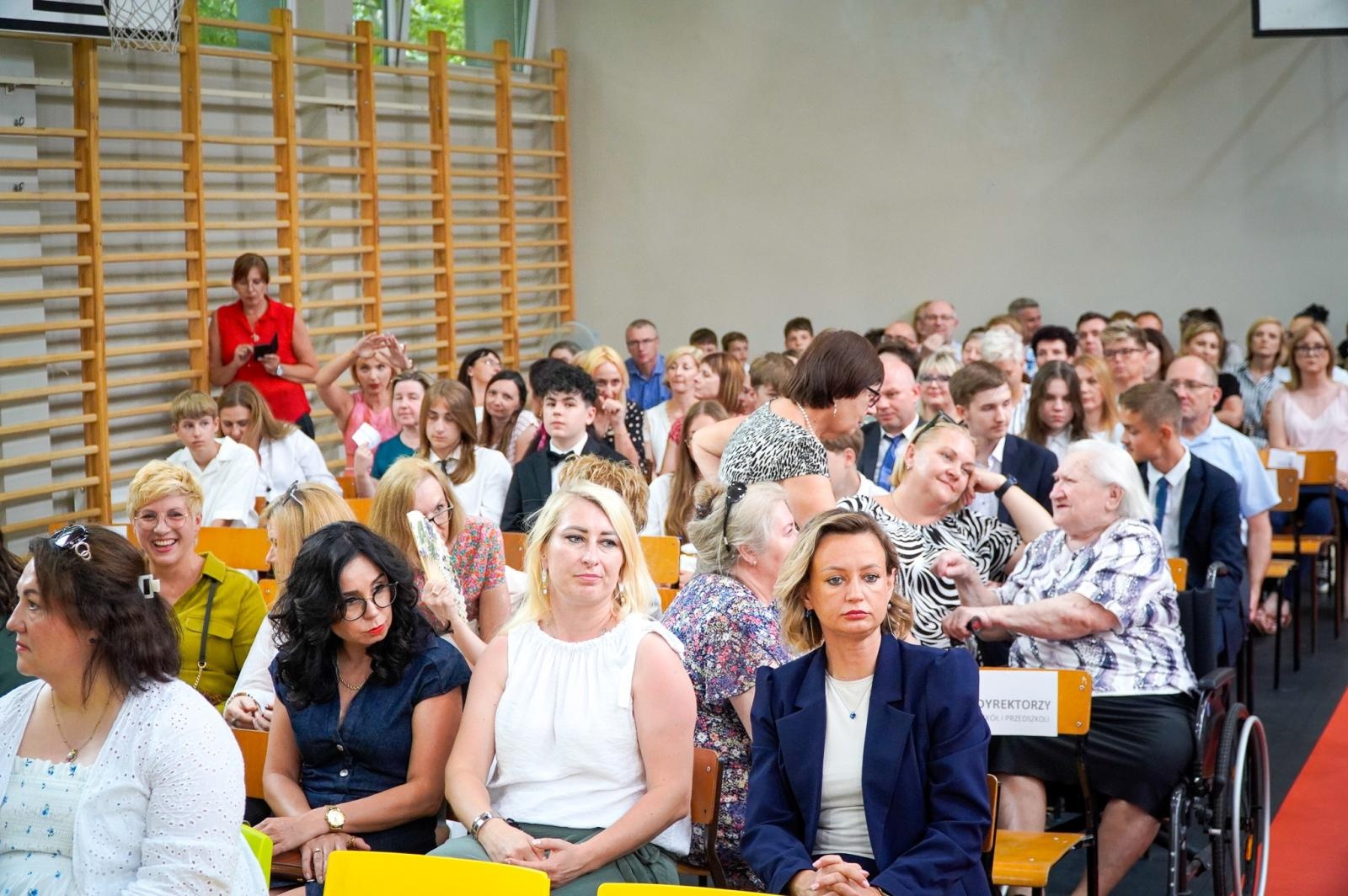Zdjęcie w galerii na portalu naszraciborz.pl: Dobra szkoła się nie starzeje, tylko dojrzewa. 80-lecie SP 1 na Ostrogu i miejskie zakończenie roku szkolnego wiadomości z regionu